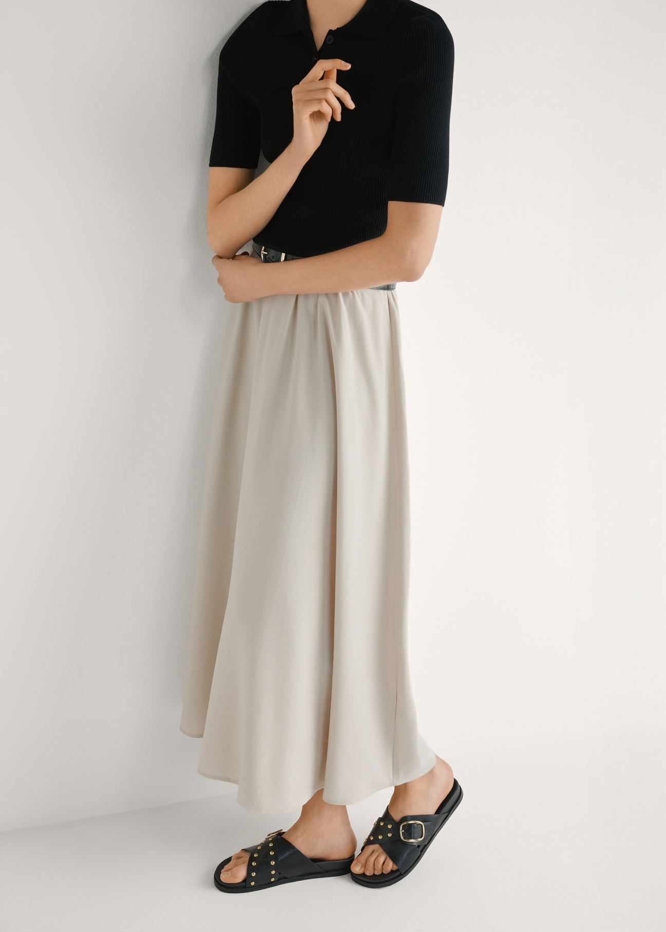 Dámske kožené žabky v čiernej farbe BUTYD-1268-99(W26), bočný pohľad na produkt na nohách modelky.