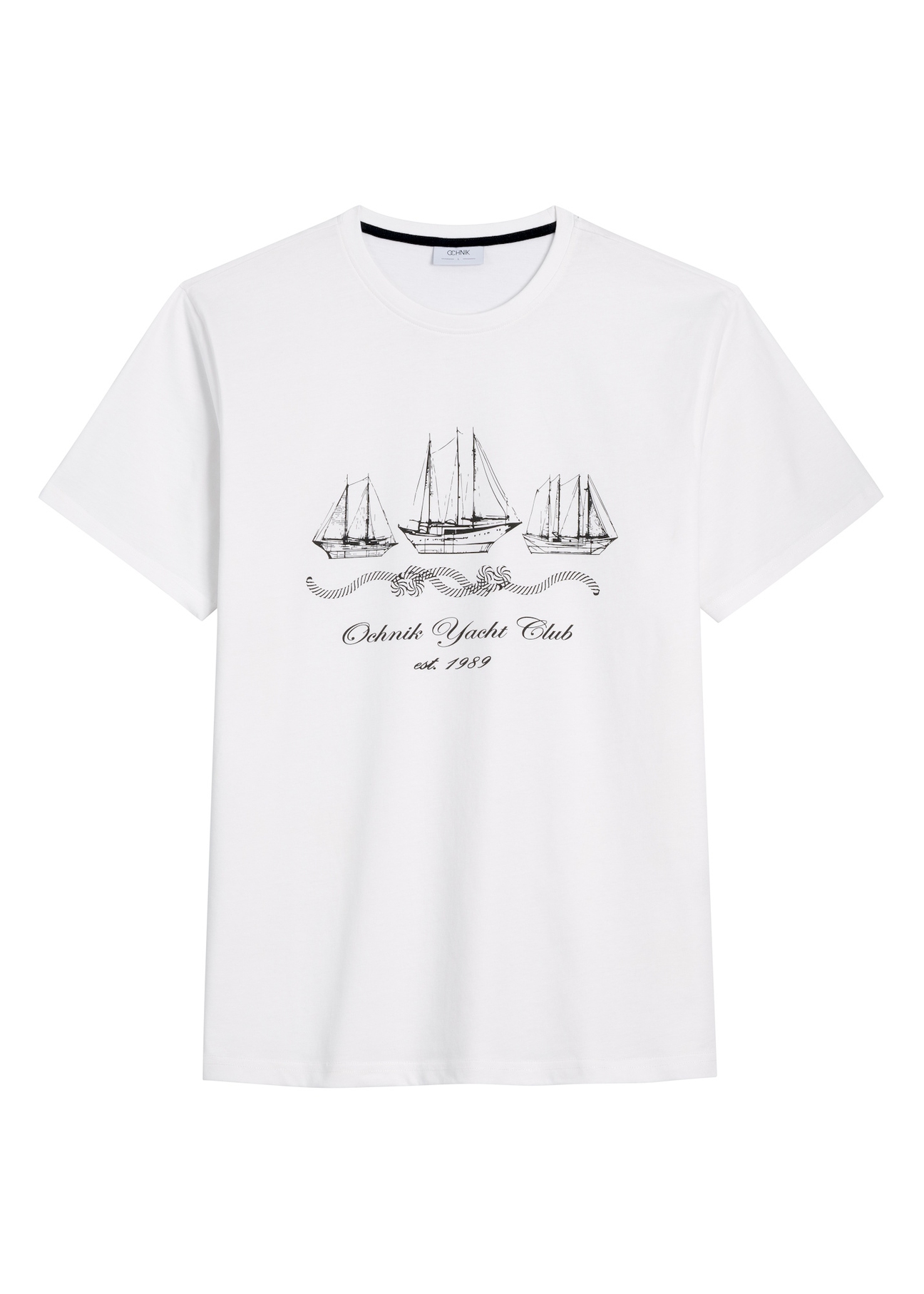 Pánske biele tričko s potlačou TSHMT-0151-0B(W26), pohľad na produkt spredu na bielom pozadí.