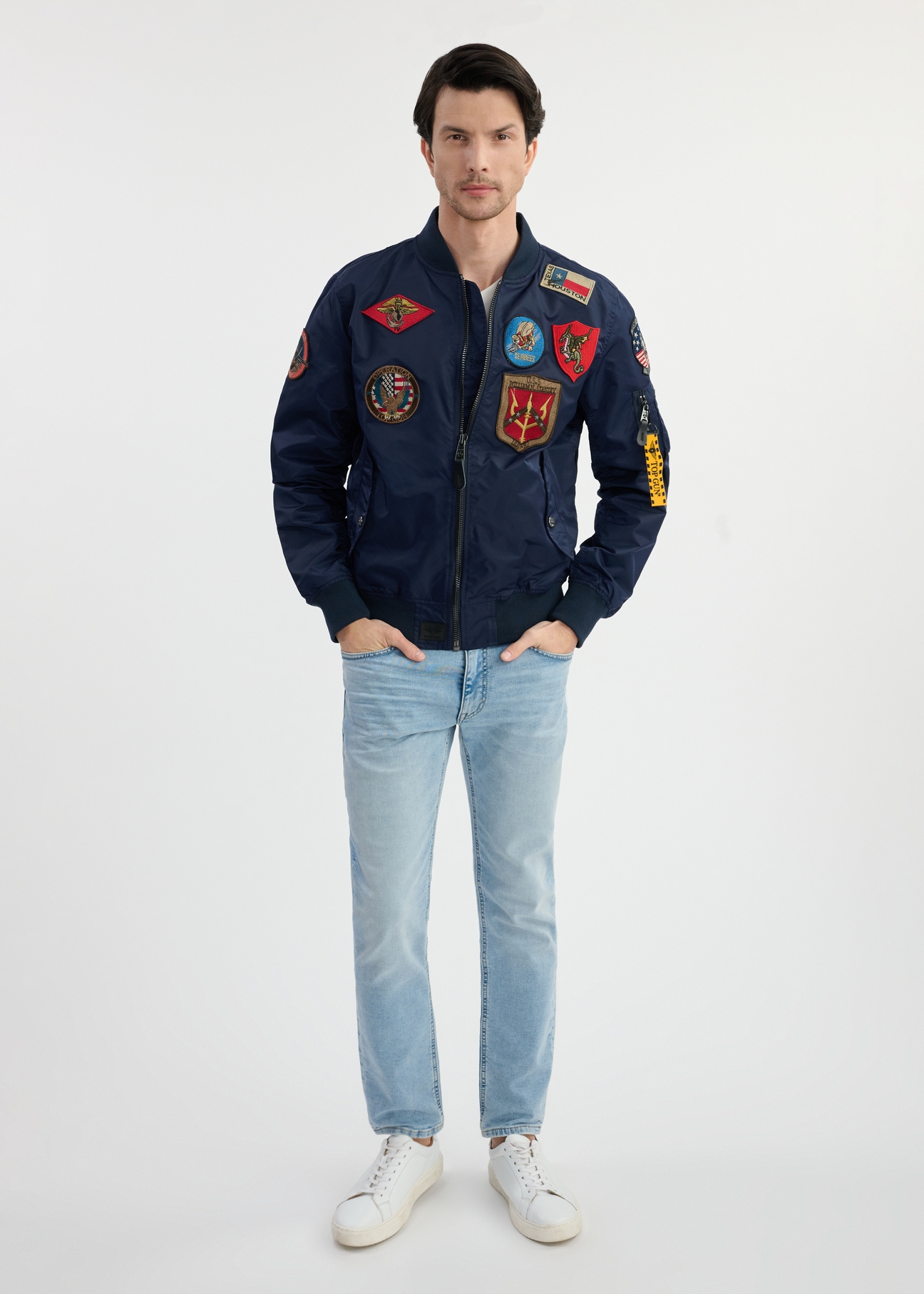 Pánska pilotná bunda TOP GUN v námorníckej modrej farbe KURMT-0381-69(W25) - pohľad spredu na modelku na bielom pozadí. Celá silueta je viditeľná.