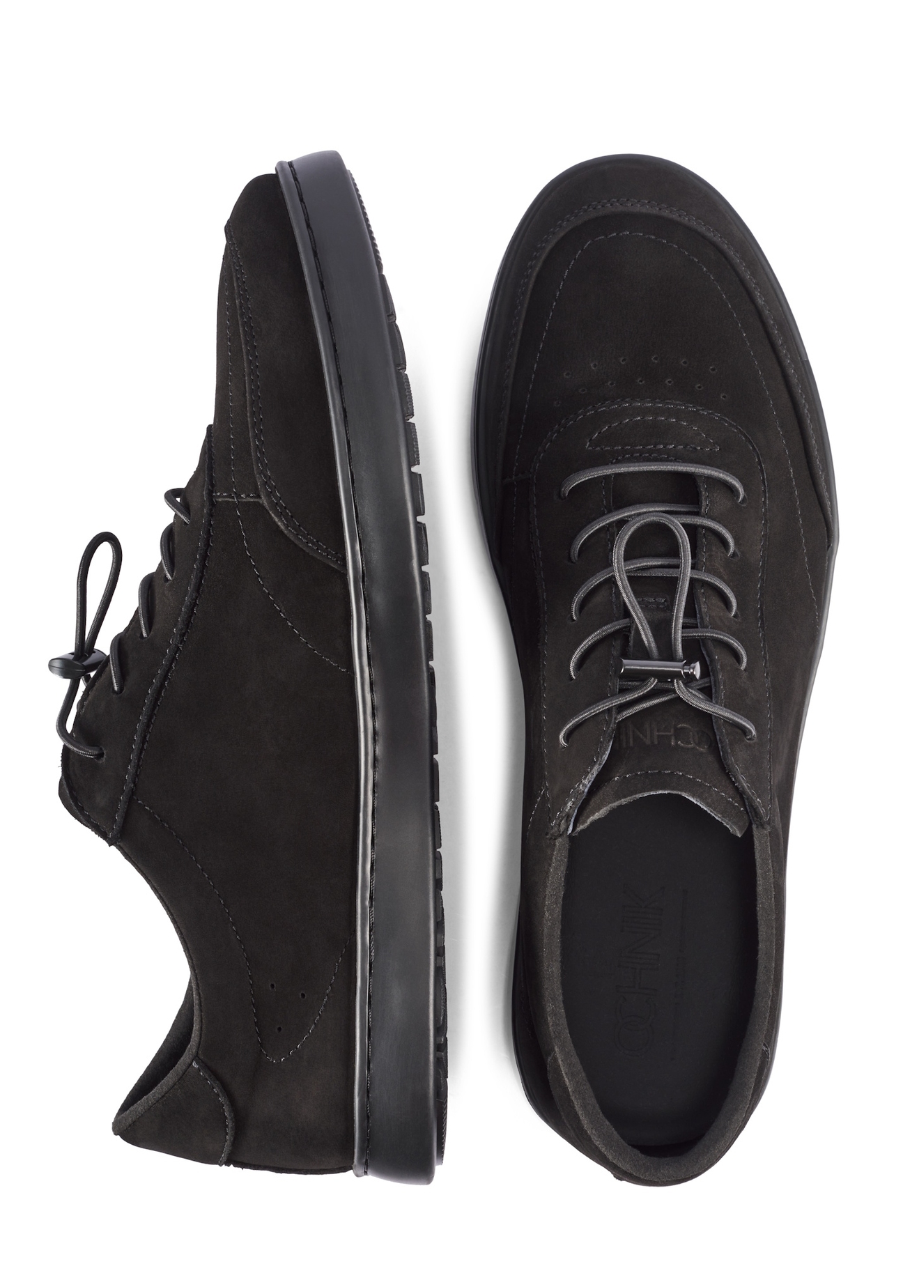 Čierne pánske kožené topánky BUTYM-0529-99(W26), pohľad zhora na produkt na bielom pozadí.