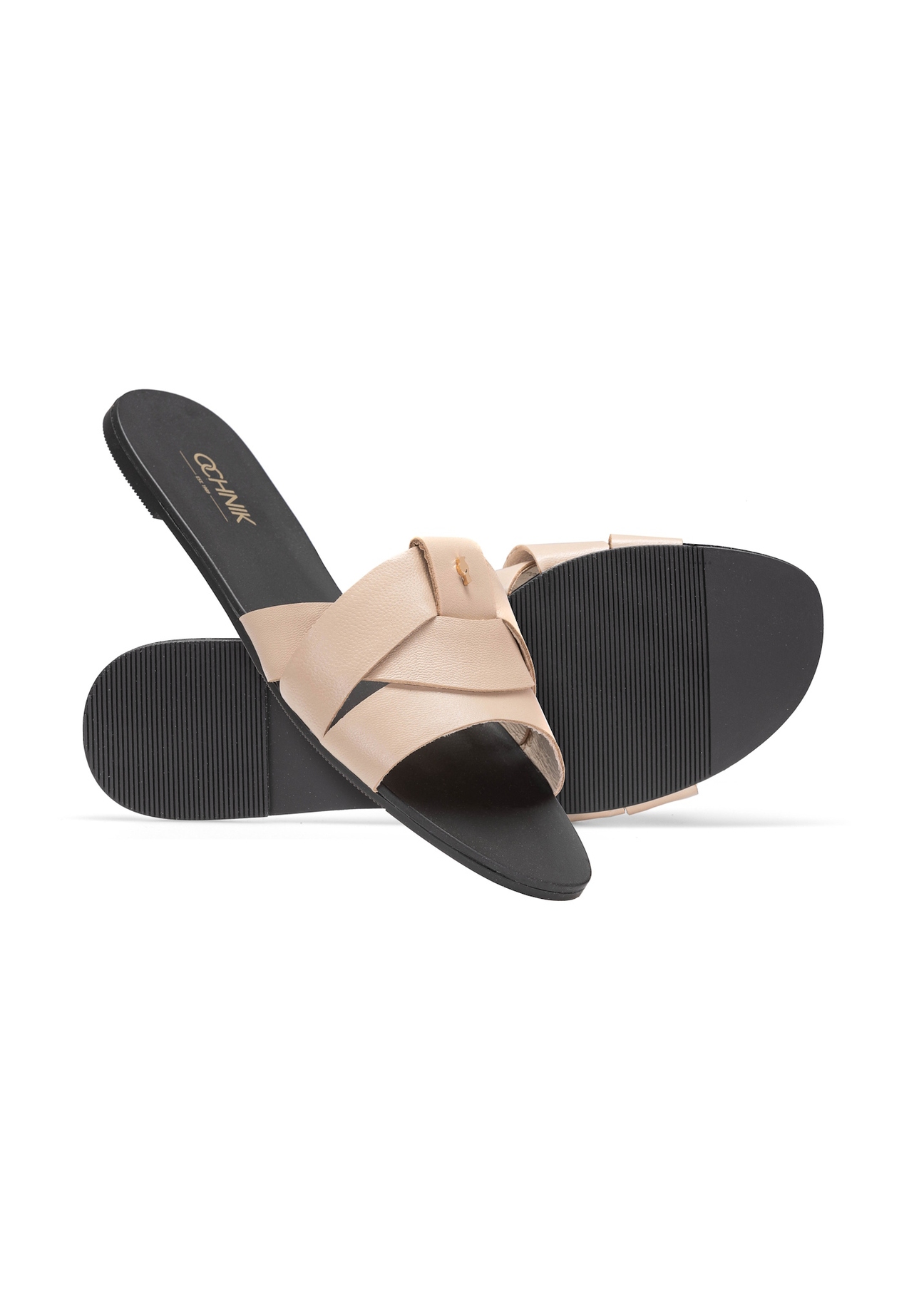 Béžové dámske žabky s vrkočom BUTYD-0903C-1B(W26), diagonálny pohľad na produkt na bielom pozadí.