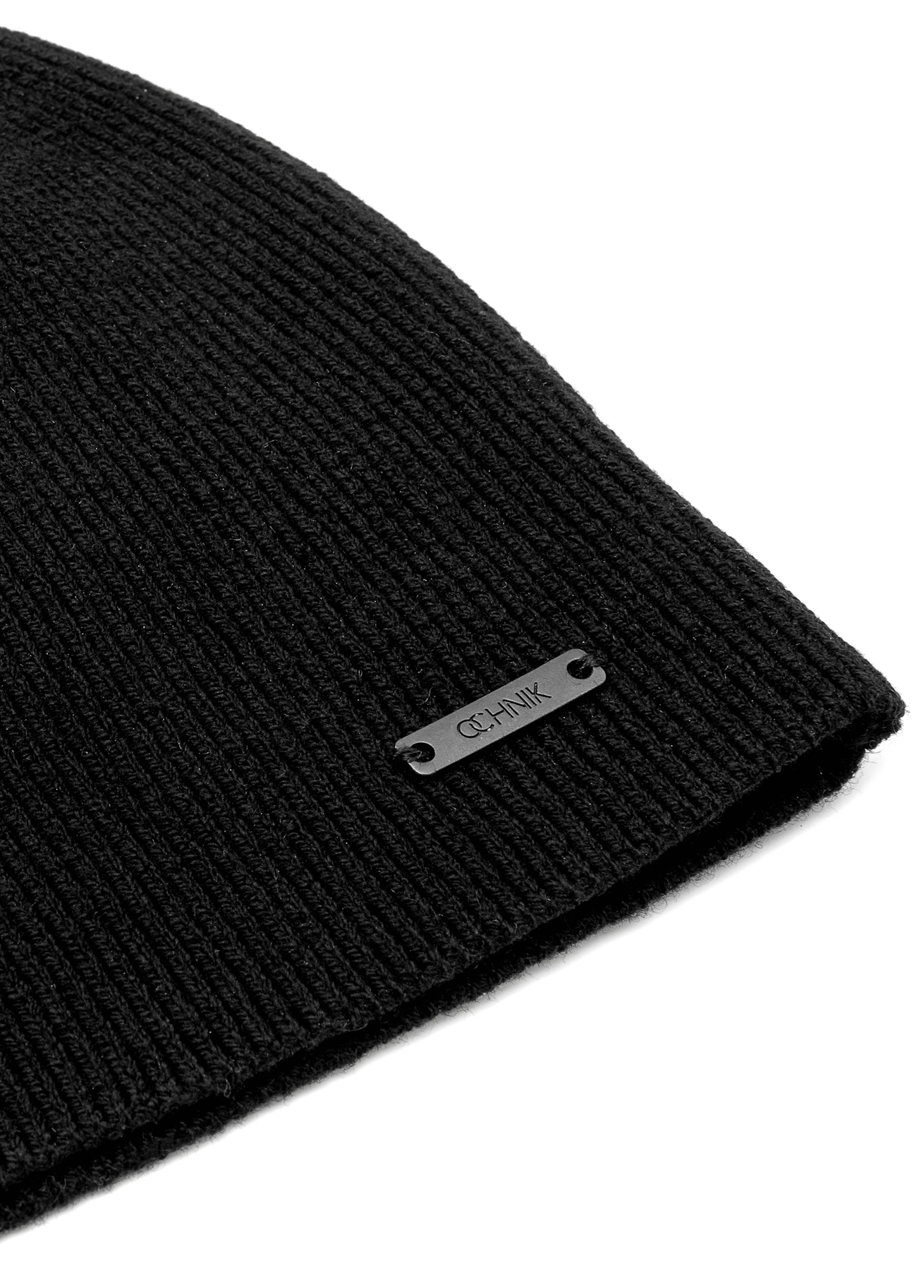 Pánska šiltovka v čiernej farbe CZAMT-0087-99(Z25), detailný záber produktu na bielom pozadí.