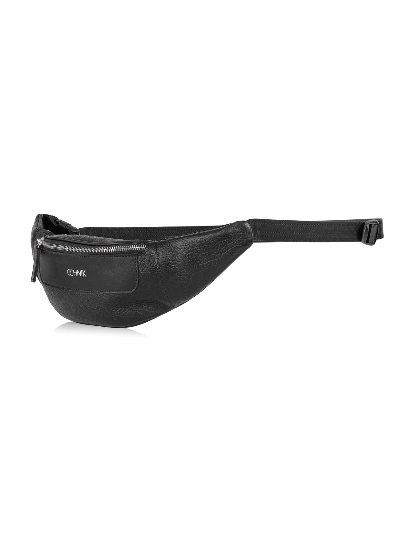 Pánska čierna kožená ľadvinka s logom TORMS-0295A-99(Z25) - diagonálny pohľad na produkt na bielom pozadí.