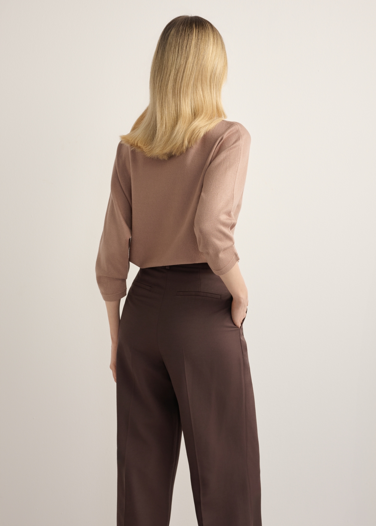 Dámska blúzka v ťavej farbe BLUDT-0178-1D(Z26), pohľad zozadu na produkt na modelke. Viditeľná polovica siluety.
