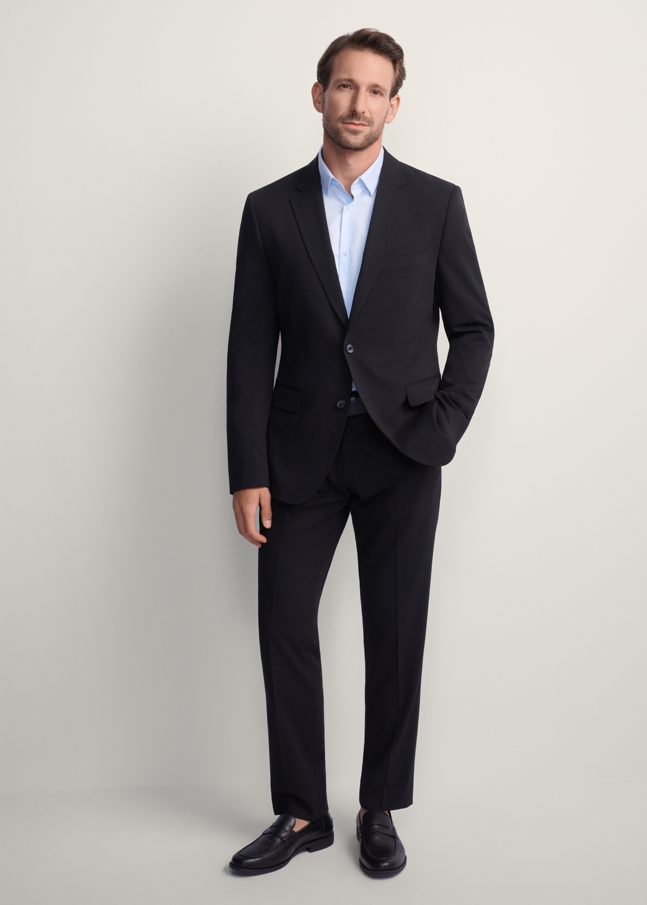 Čierna pánska bunda MARMT-0019-99(Z25), pohľad spredu na produkt na modeli, viditeľná je celá silueta.