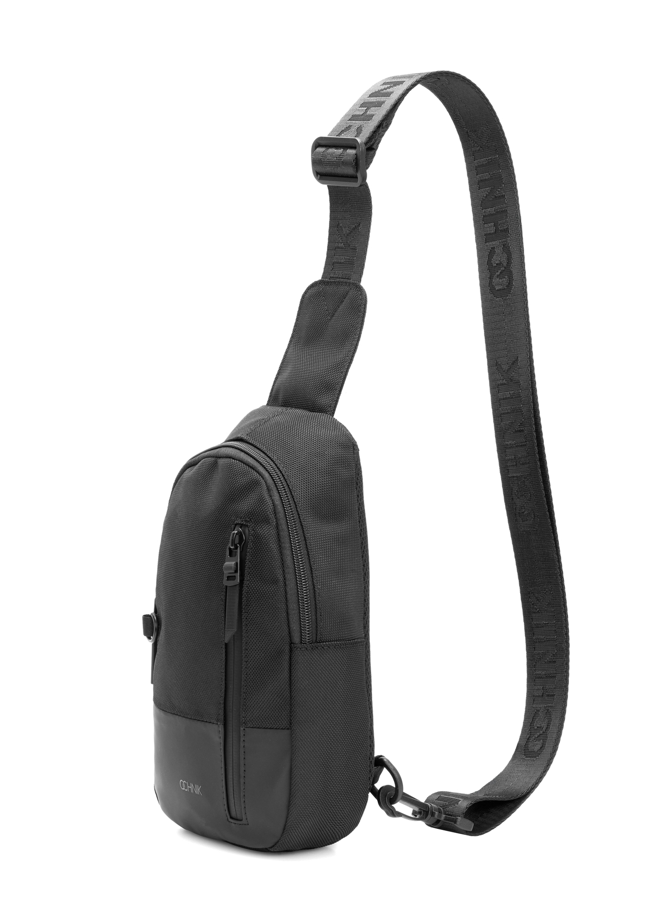 Čierna pánska crossbody kabelka TORMN-0419-99(W26) - diagonálny pohľad na produkt, na bielom pozadí.