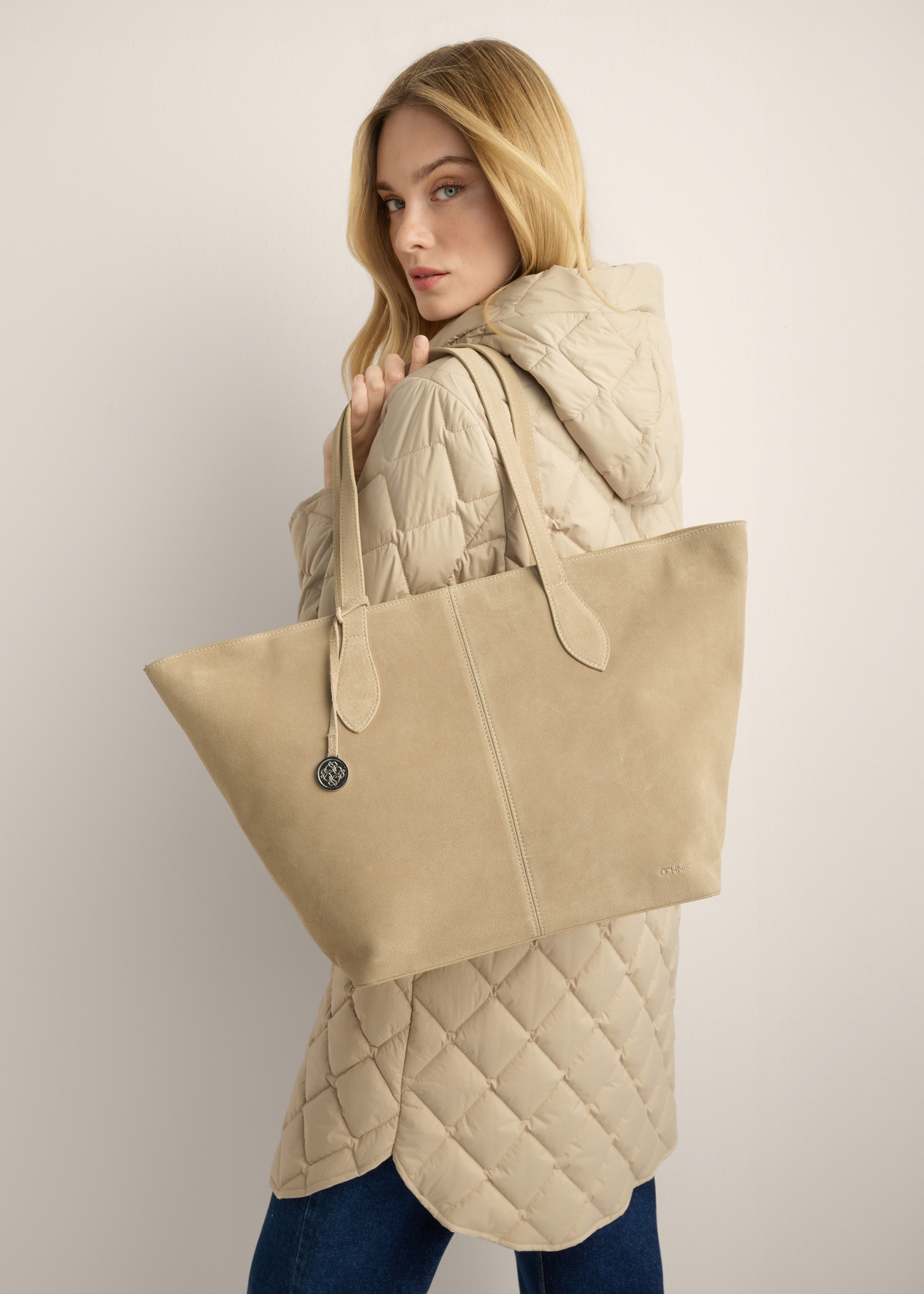 Dámska taška typu shopper v chladnej béžovej farbe TORES-1407-1K(Z26). Pohľad na modelku.