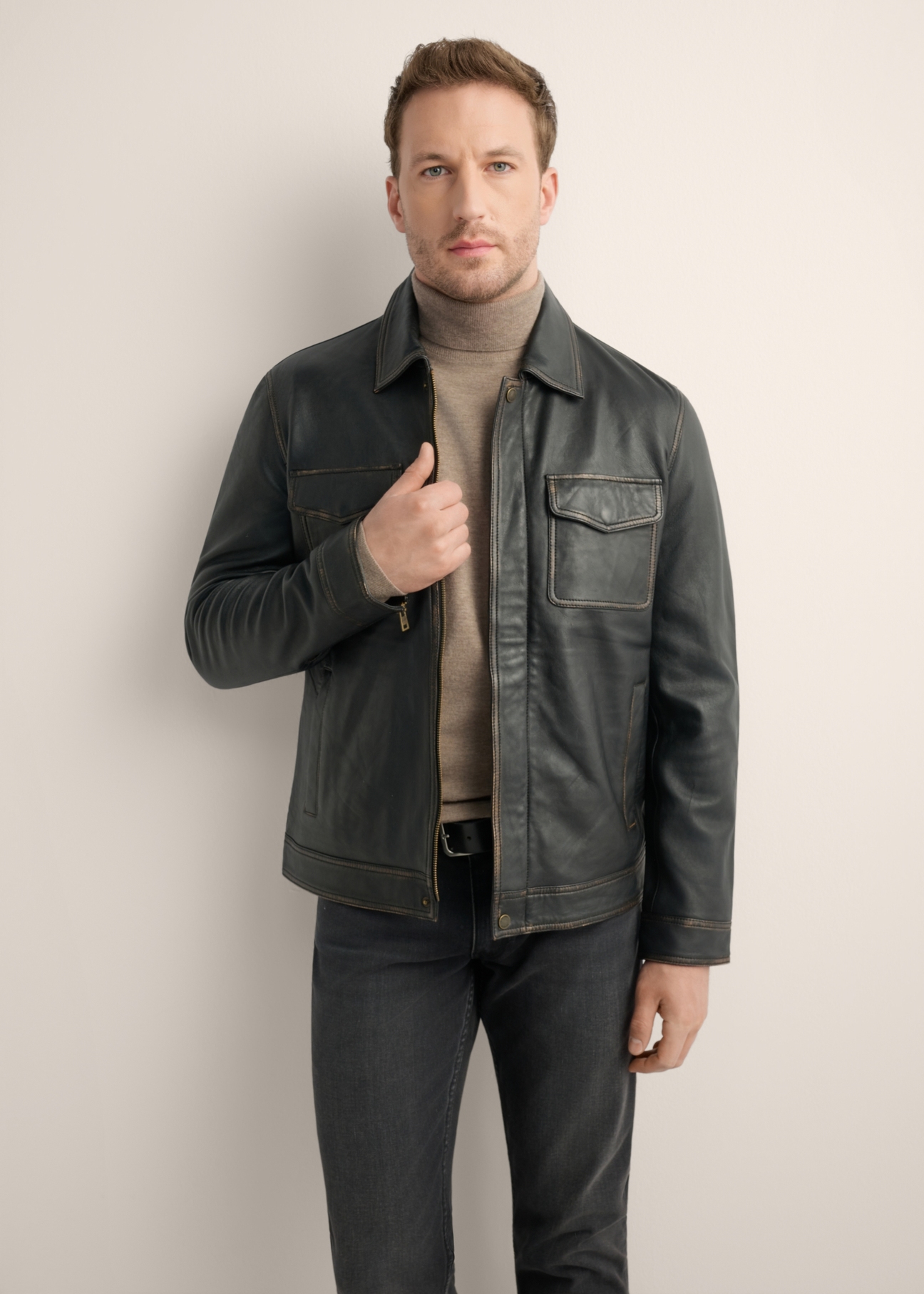 Čierna pánska kožená bunda v štýle vintage KURMS-0381-2870-9J(Z26)