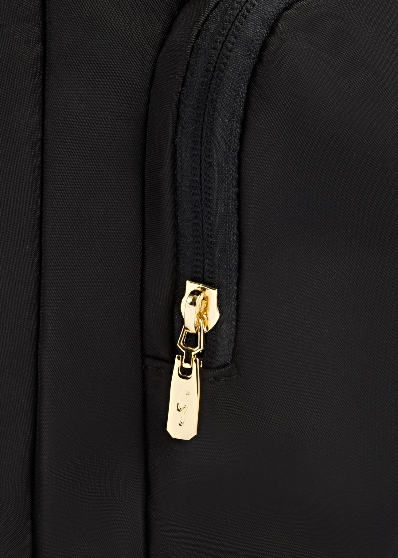 Čierny veľký dámsky batoh TOREN-0321-99(Z25), detailný záber na zips produktu, pohľad na bielom pozadí.