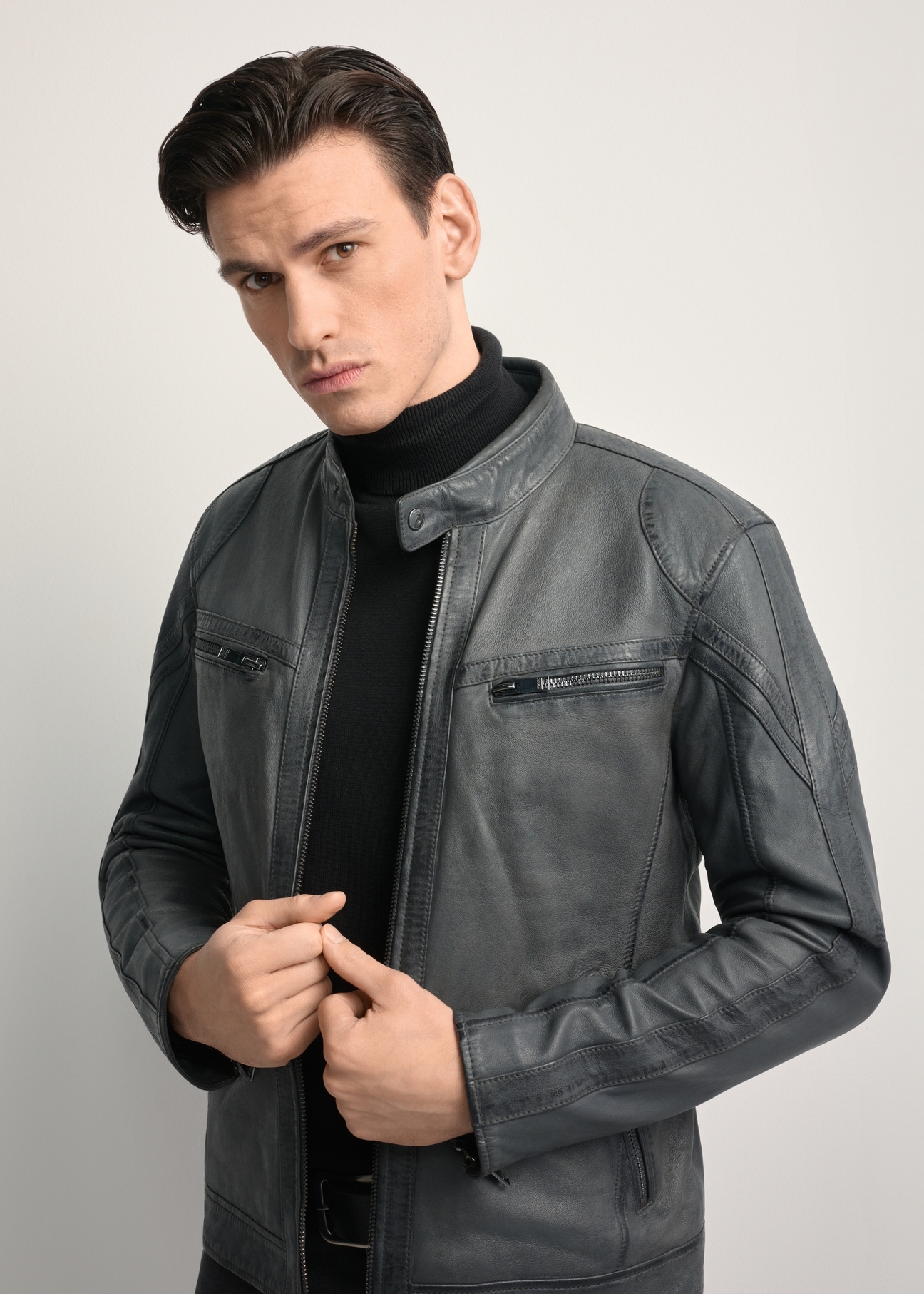 Pánska grafitová kožená bunda KURMS-0393-9D(W26) - pohľad spredu na produkt, modelovaný, na bielom pozadí. Viditeľná polovičná silueta.