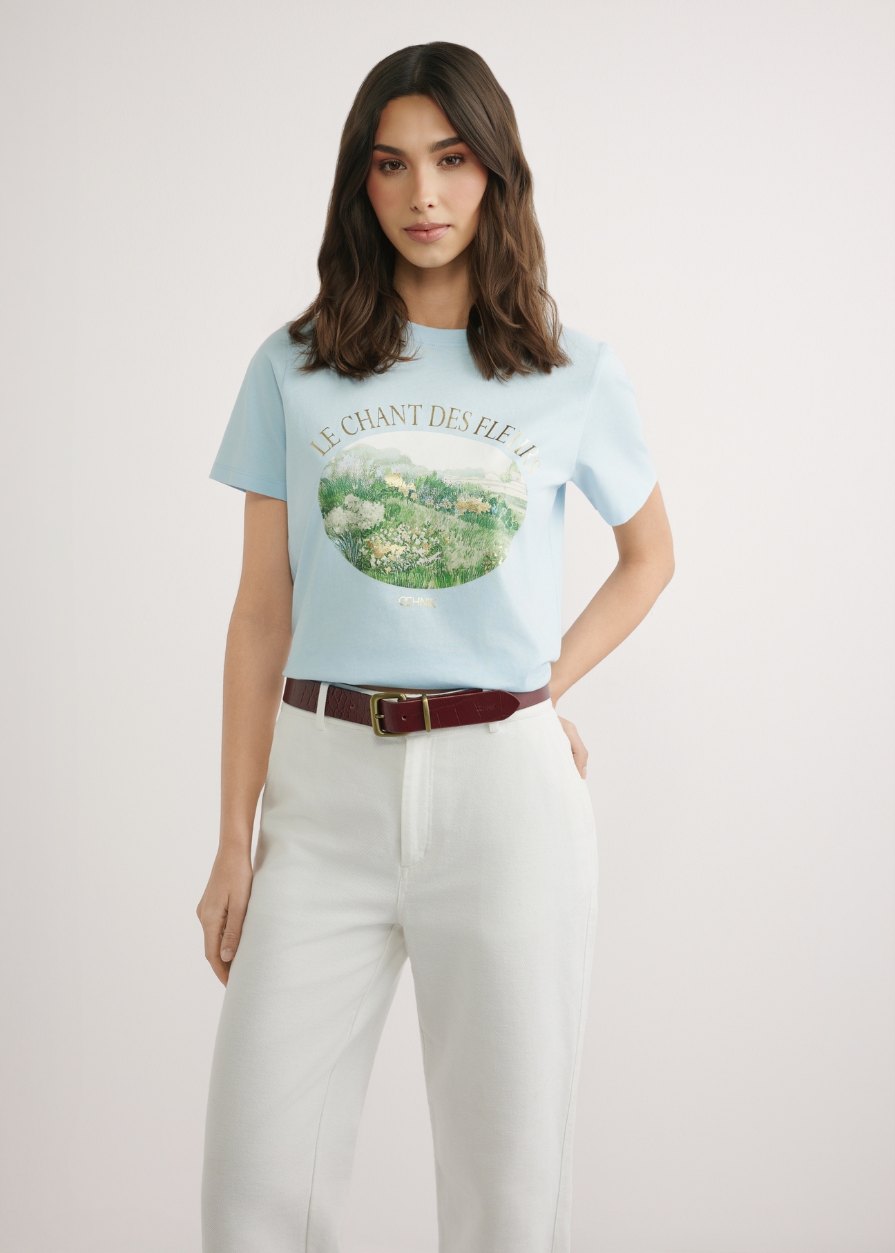 Modré dámske tričko s potlačou TSHDT-0159-7A(W26), pohľad spredu na produkt na modelke. Viditeľná polovica siluety.