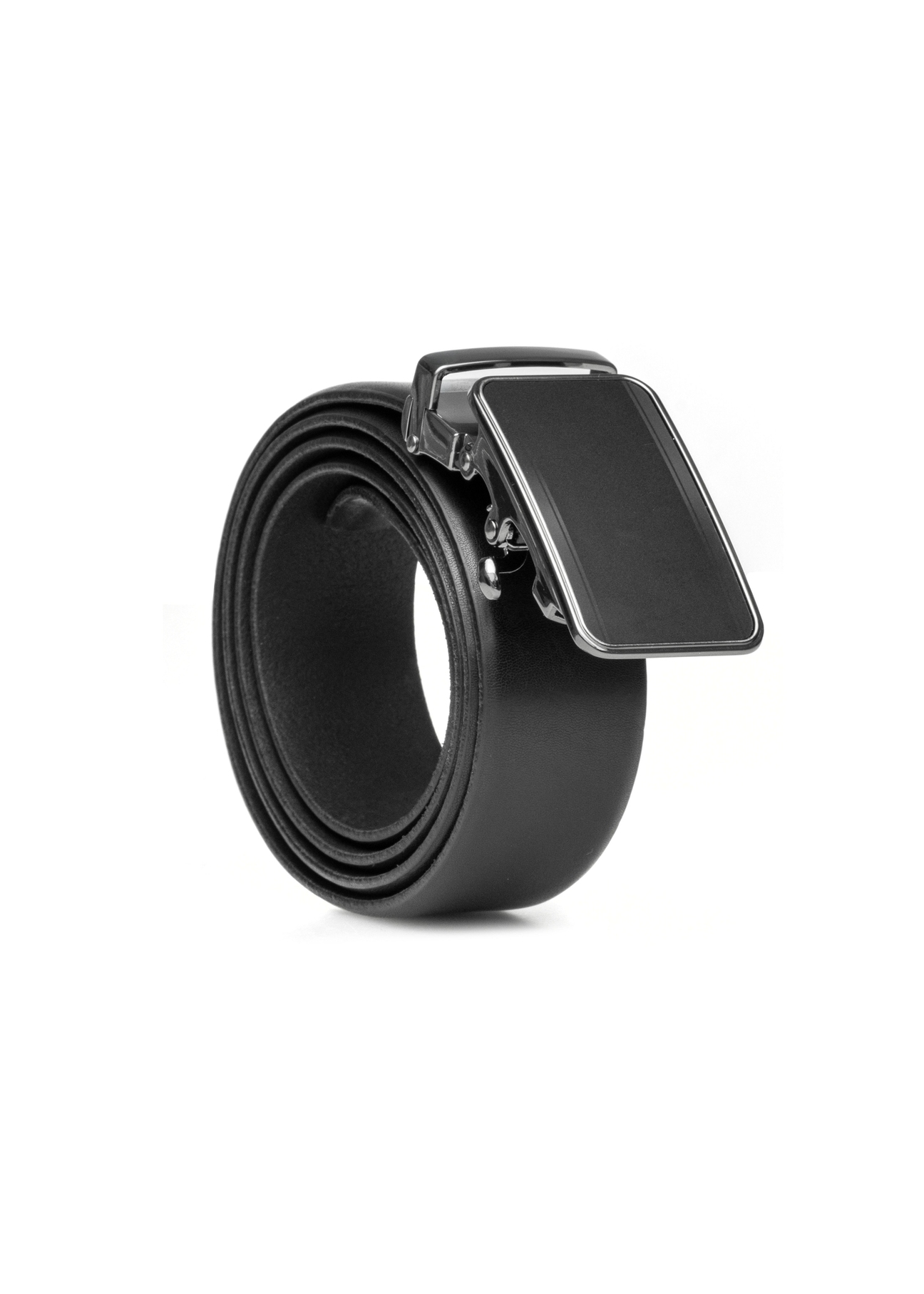 Čierny pánsky kožený opasok PASMS-0276-99(W26), diagonálny pohľad na produkt na bielom pozadí.
