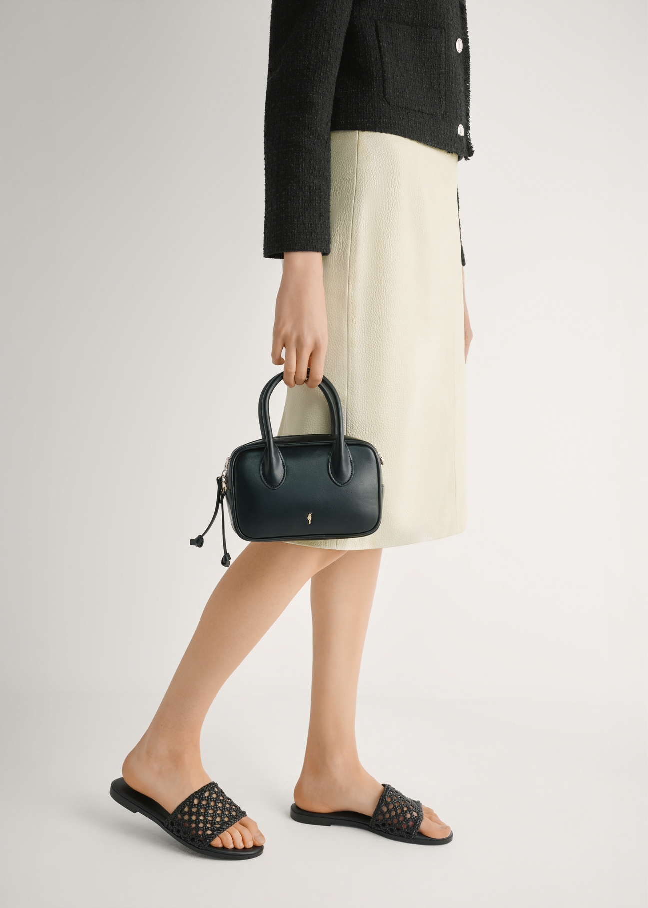 Dámske čierne pletené žabky BUTYD-1253-99(W26), bočný pohľad na produkt na nohách modelky.