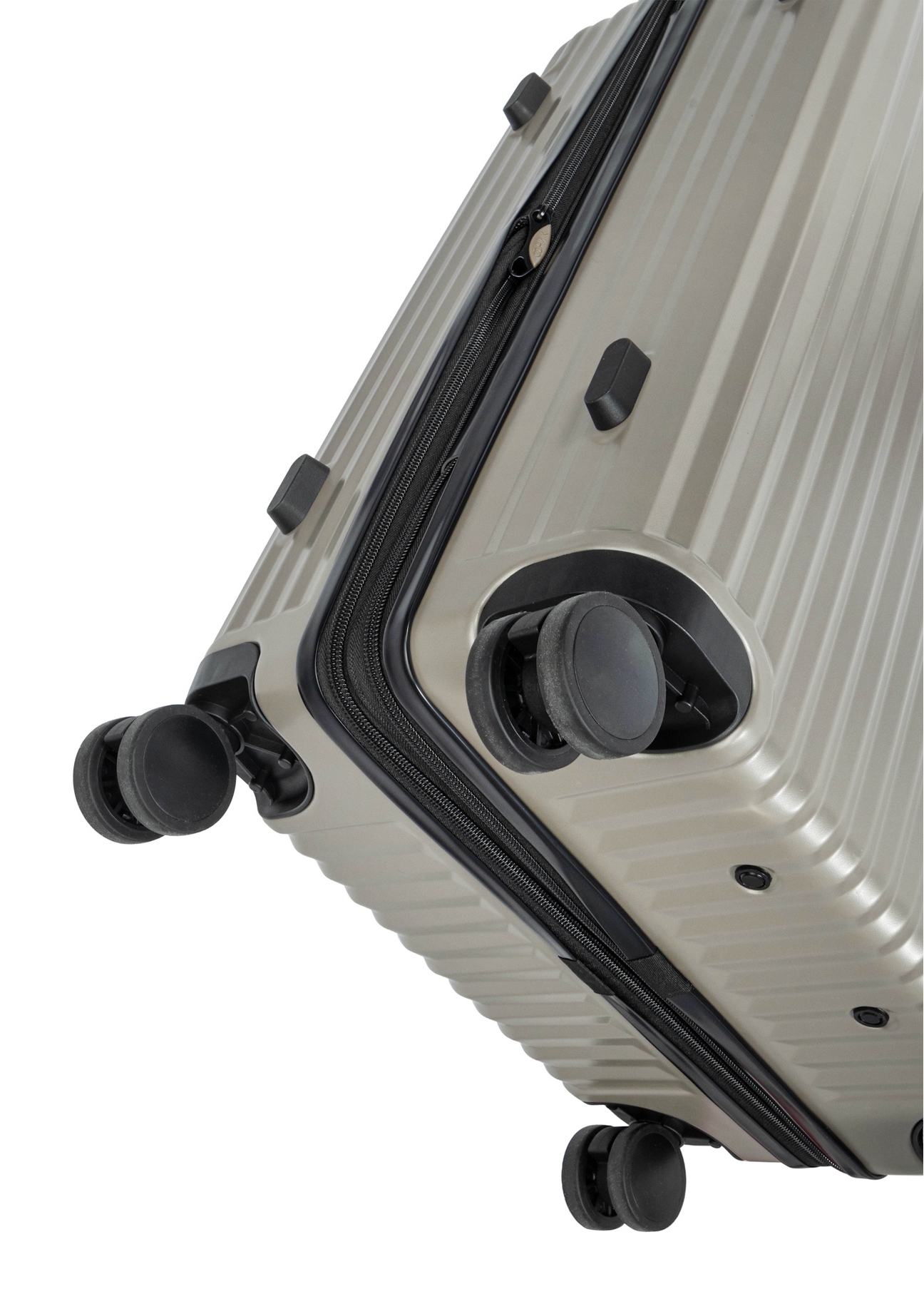 Malý kufor na kolieskach WALAB-0073-2X-19(W26), pohľad na kolieska produktu na bielom pozadí.