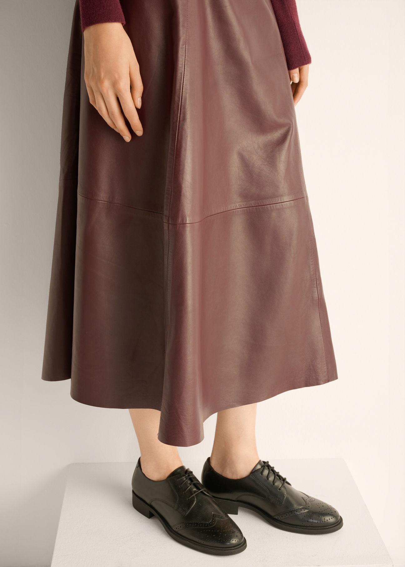 Dámske čierne kožené topánky BUTYD-1283-99(Z26), bočný pohľad na produkt na nohách modelky.