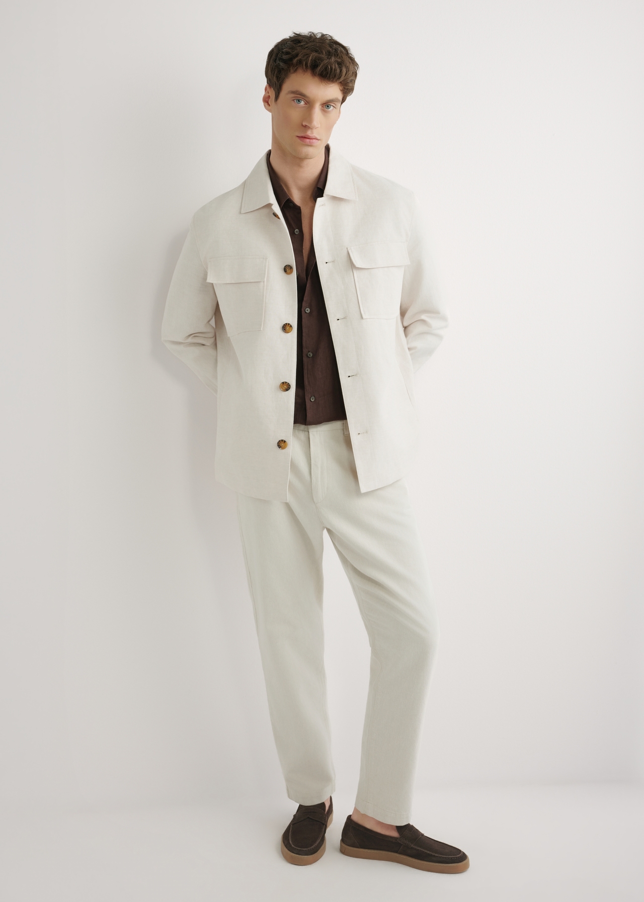 Svetlobéžová pánska ľanová bunda KURMT-0420-1A(W26) - pohľad spredu na výrobok, na modelke, na svetlom pozadí. Viditeľná celá silueta.