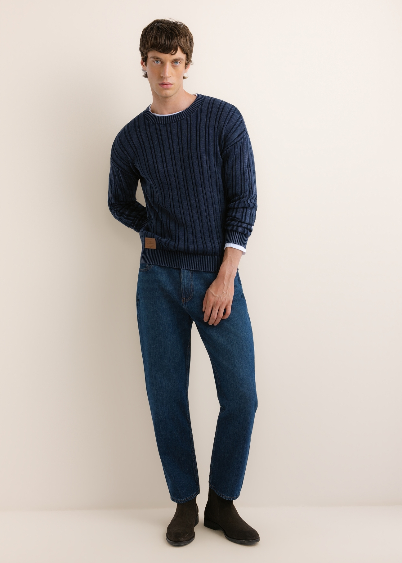 Modrý bavlnený pánsky sveter SWEMT-0211-7E(Z26), pohľad spredu na produkt na modeli. Je viditeľná celá silueta.