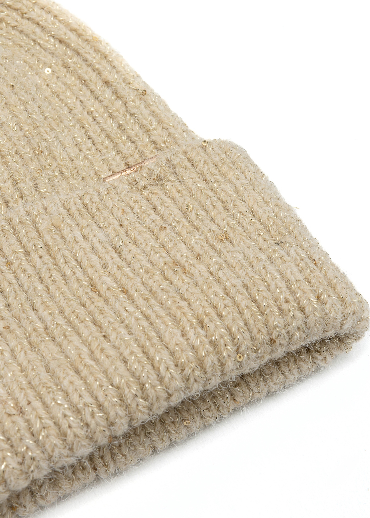 Béžová dámska čiapka s flitrami CZADT-0218-81(Z25), detail produktu na bielom pozadí.