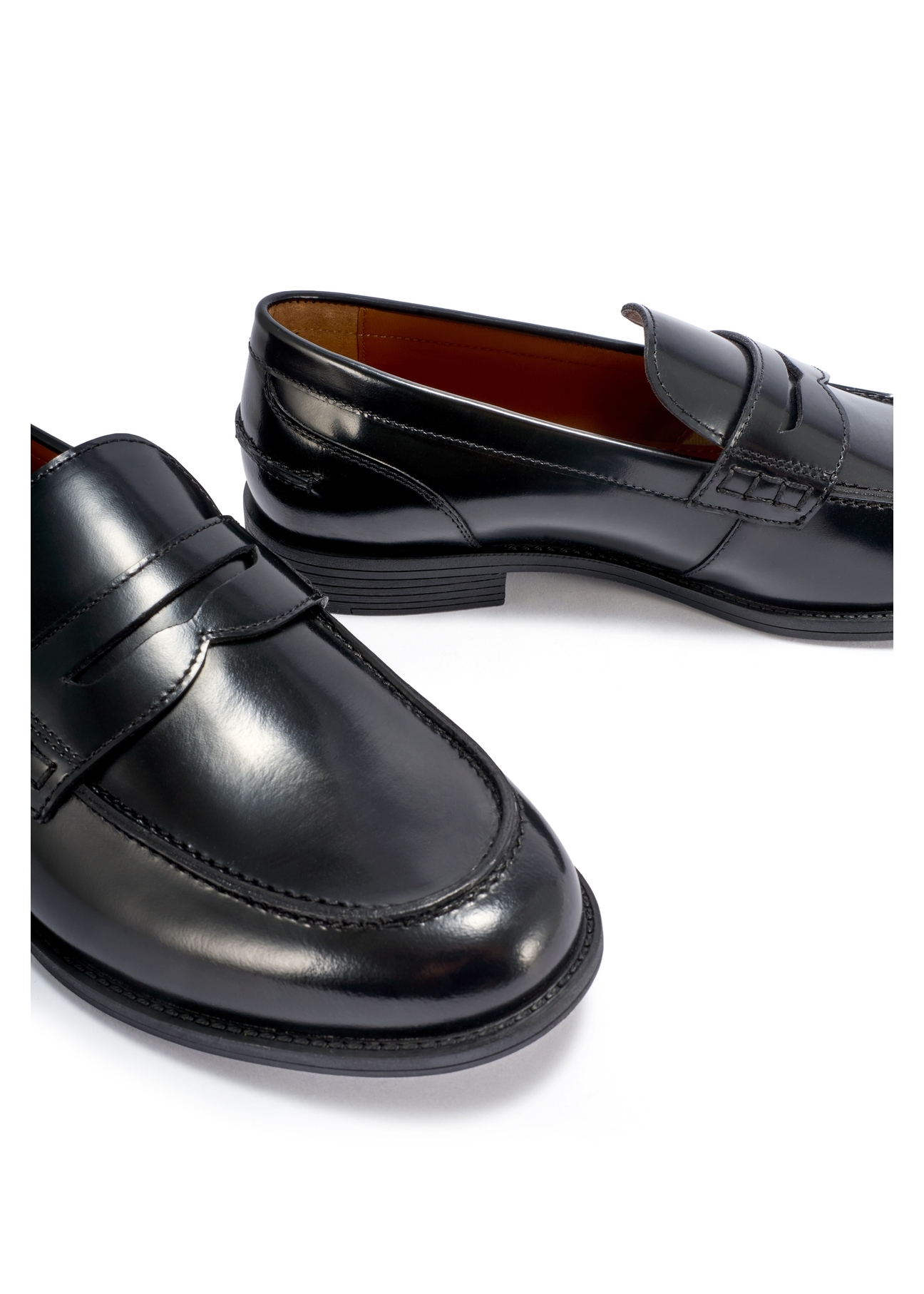 Pánske čierne kožené mokasíny BUTYM-0538-99(W26), detailný záber produktu, pohľad na bielom pozadí.