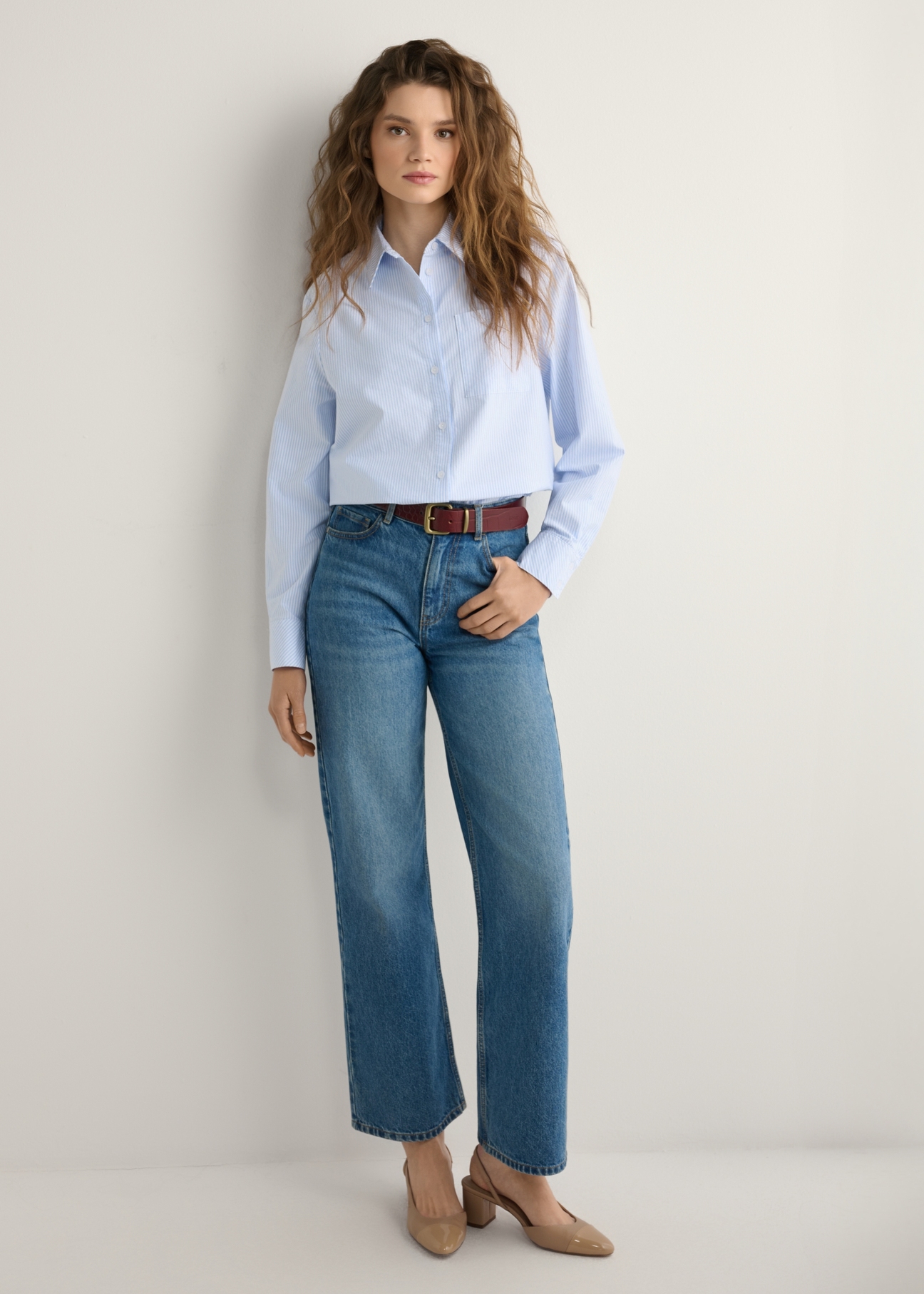 Dámska bavlnená pruhovaná košeľa KOSDT-0184-7A(W26), pohľad spredu na produkt na modelke. Viditeľné celé telo.