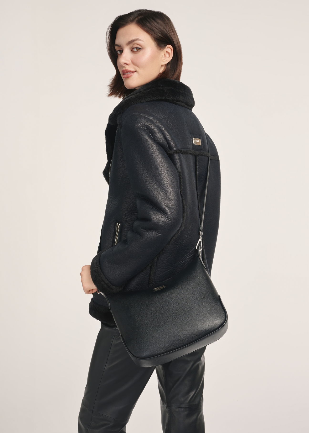 Čierna dámska kabelka typu hobo TOREC-0829A-99(Z25)