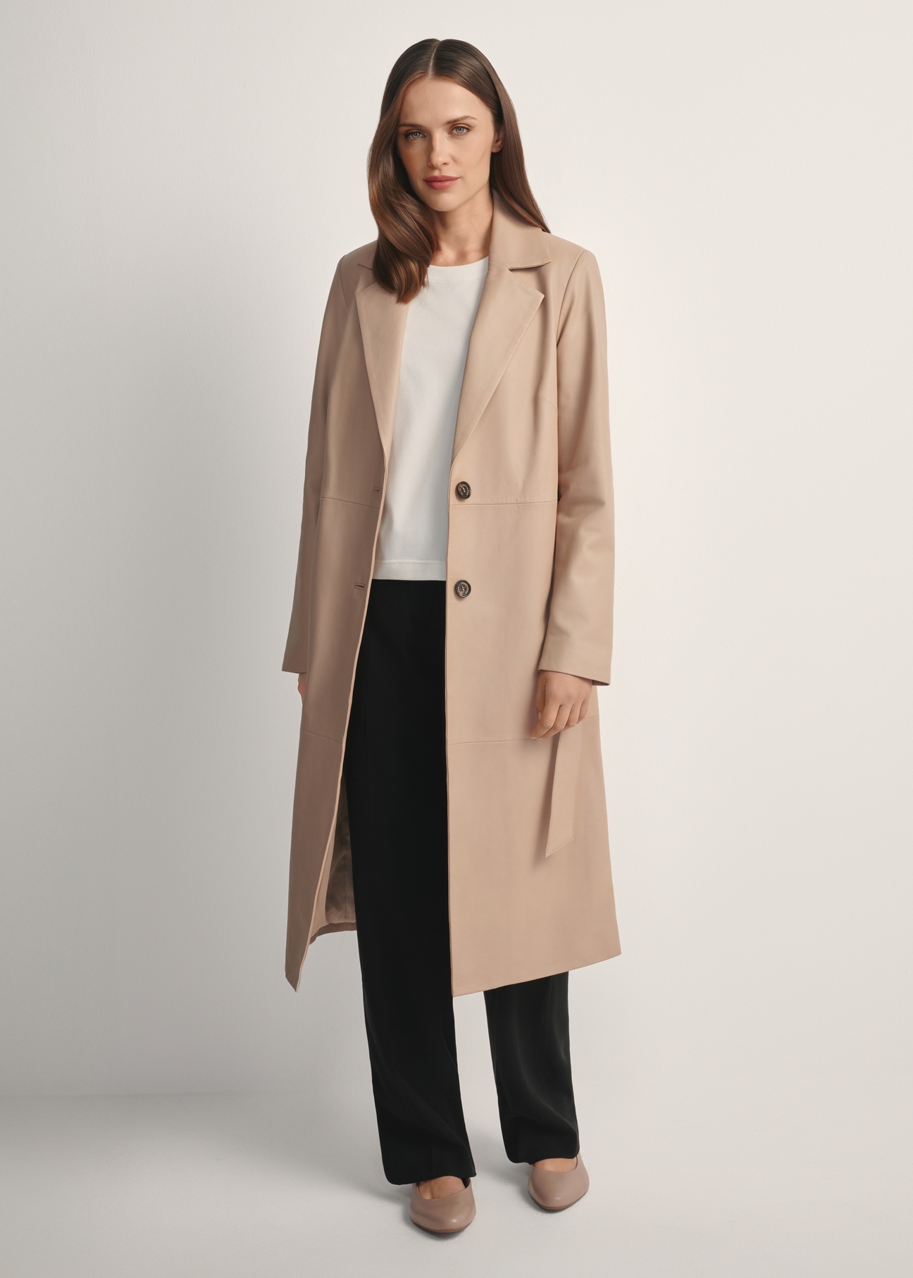 Dámsky béžový kožený kabát KURDS-0613-1B(W26) - pohľad spredu na modelku na svetlom pozadí. Viditeľná silueta po celej dĺžke.