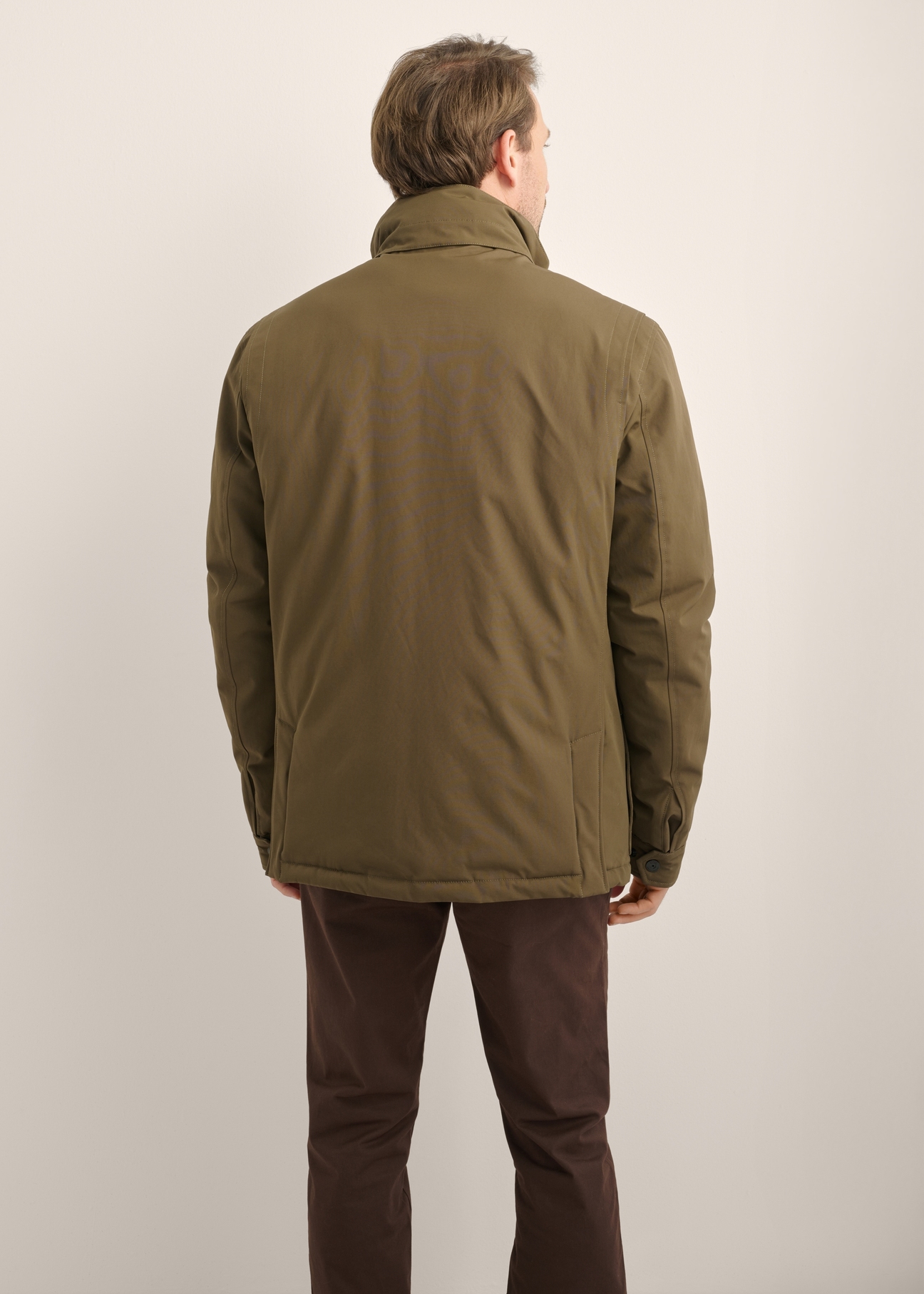 Pánska prechodná khaki bunda KURMT-0437-8D(Z26), pohľad na produkt zozadu na modeli. Viditeľná polovica siluety.