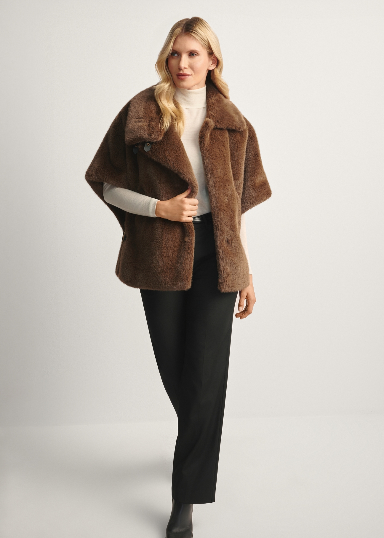 Hnedá dámska vesta KAMDP-0007-89(Z25), pohľad spredu na produkt na modelke, viditeľná je celá silueta.