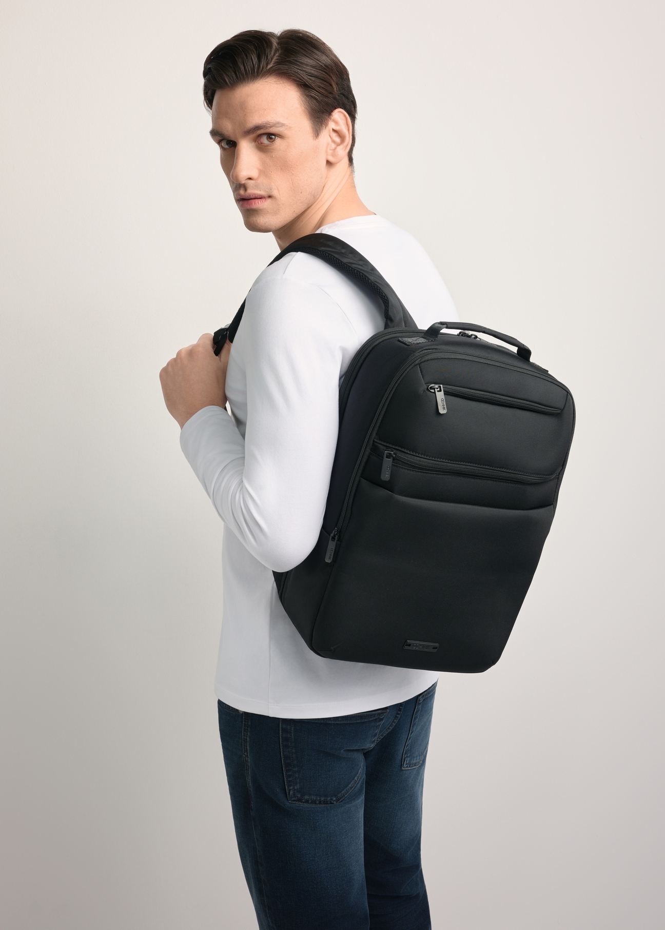 Čierny pánsky batoh TORMN-0368-99(Z25) - diagonálny pohľad na produkt, na svetlom pozadí. Viditeľná polovica siluety.