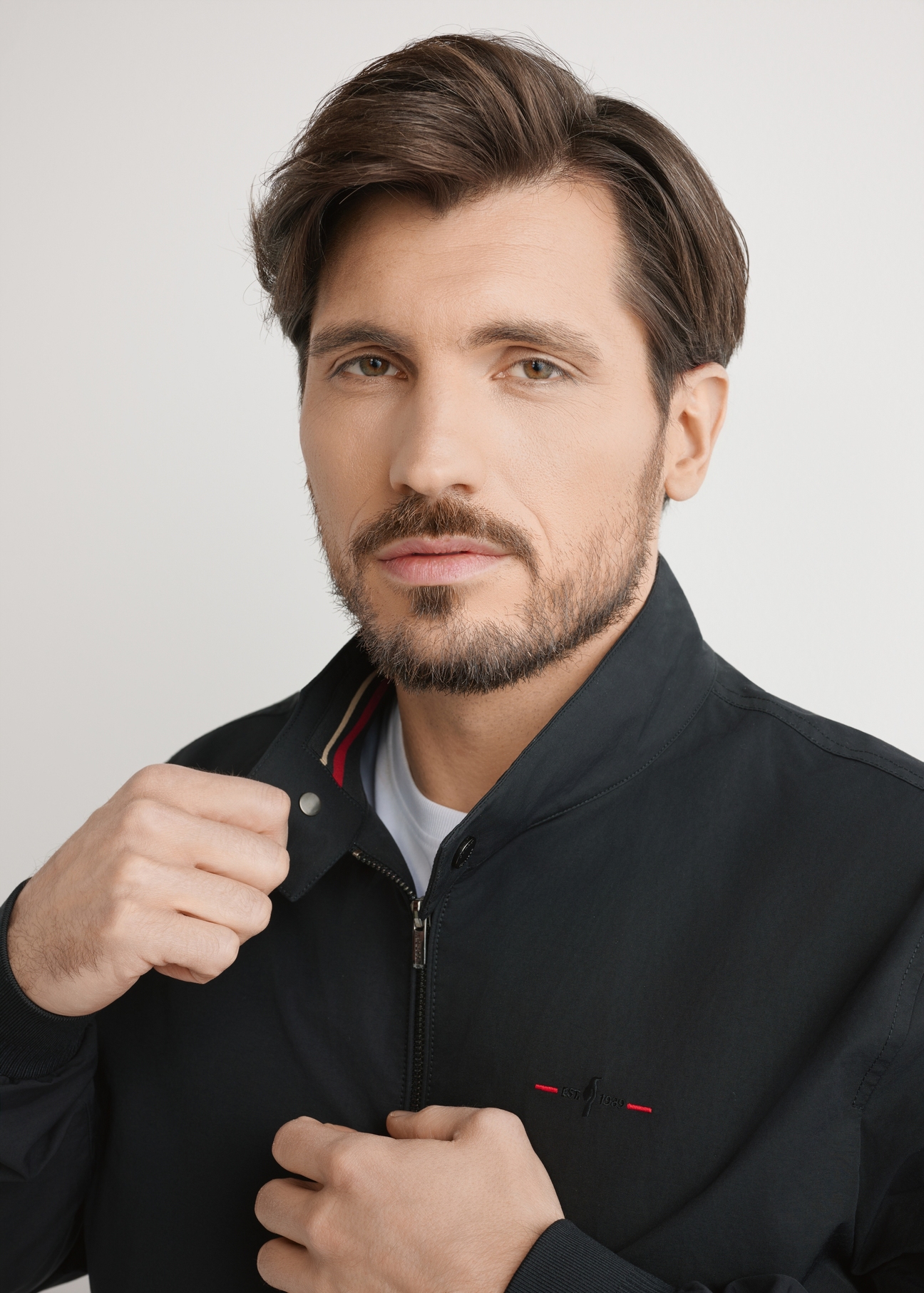 Čierna ľahká pánska prechodná bunda KURMT-0370-99(W25), detailný záber produktu na modelke, na svetlom pozadí.