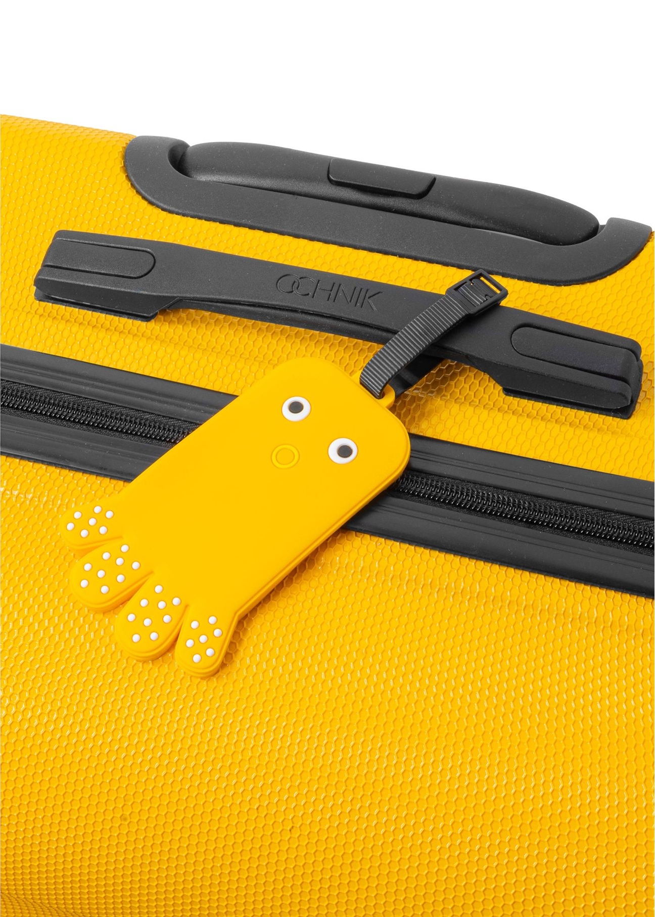 Menovka na batožinu AW-012-0004-2B(W26), pohľad na produkt na kufri na bielom pozadí.