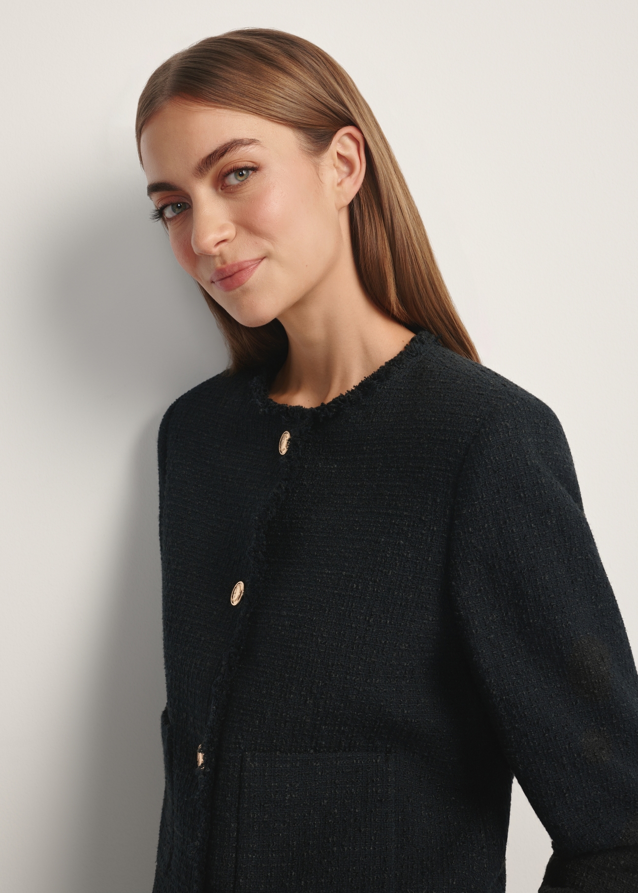 Čierna krátka dámska bunda ZAKDT-0041-99(W26), detailný pohľad na produkt spredu na siluete modelky.