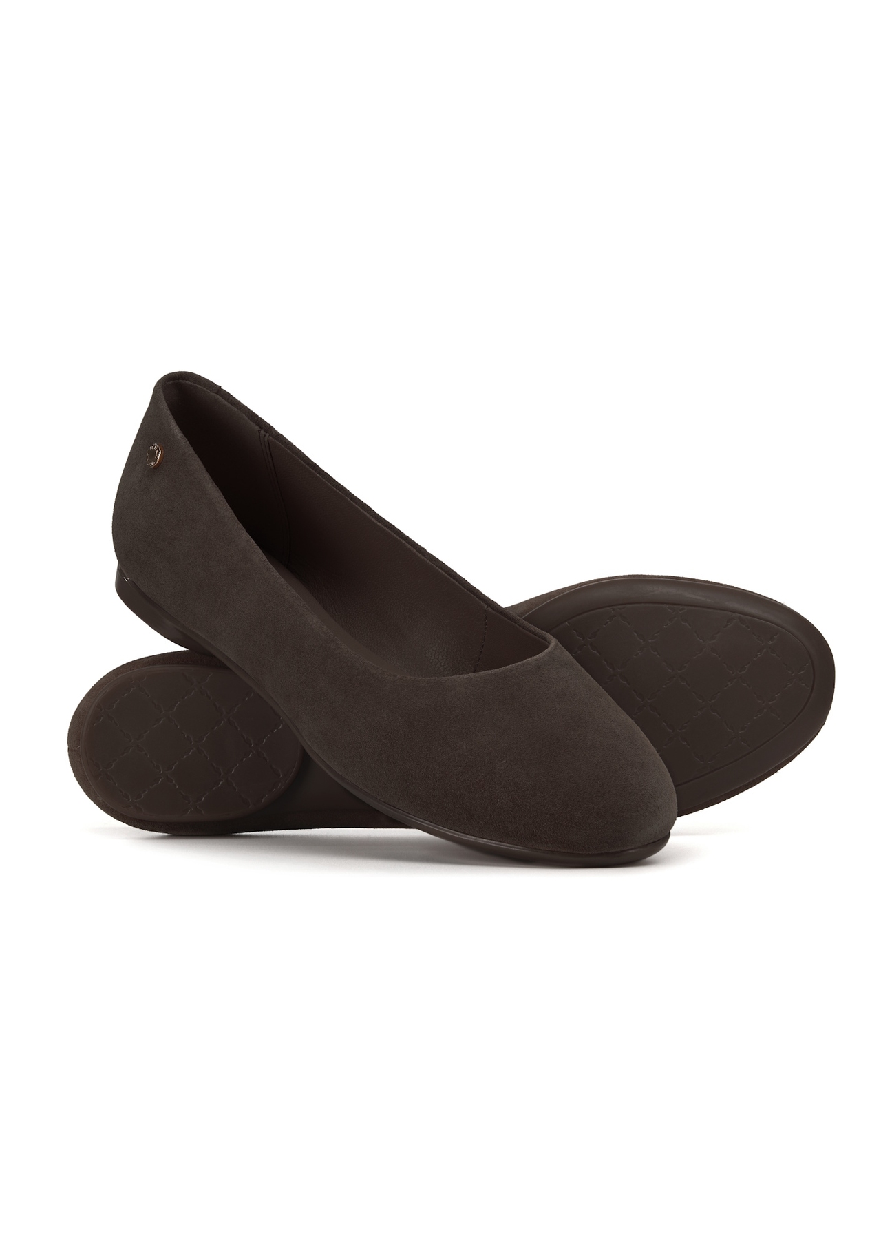 Dámske semišové balerínky hnedej farby BUTYD-1247-1I(W26), diagonálny pohľad na produkt na bielom podklade.
