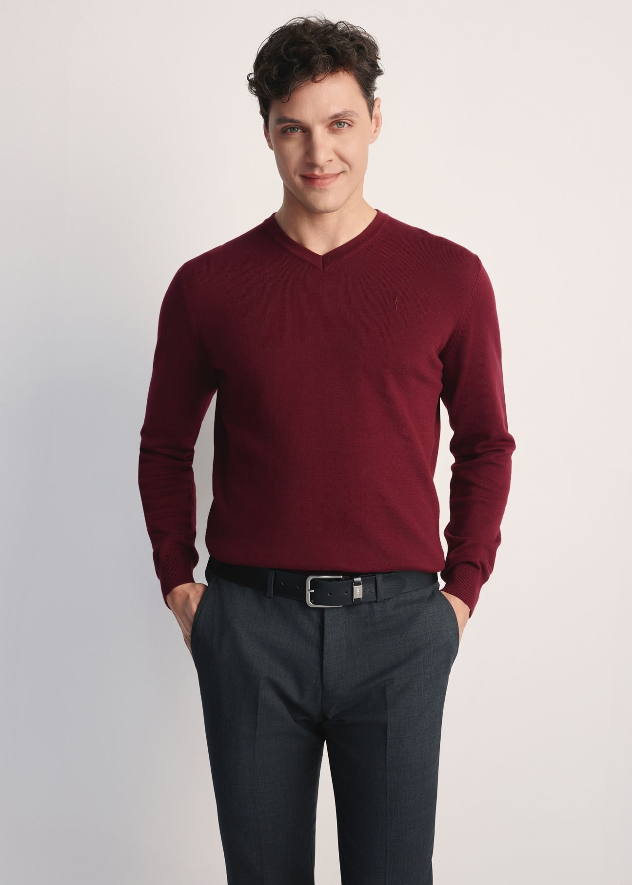 Pánsky sveter v bordovej farbe s logom SWEMT-0159A-49(Z25), pohľad spredu na produkt na modelke. Viditeľná polovica siluety.
