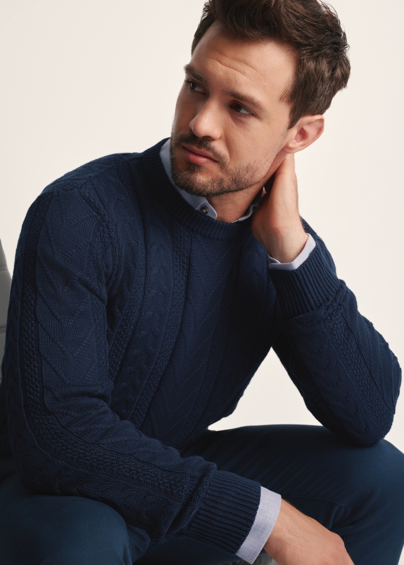 Pánsky tmavomodrý sveter SWEMT-0179-68(Z25), detailný záber produktu na modelke na svetlom pozadí.