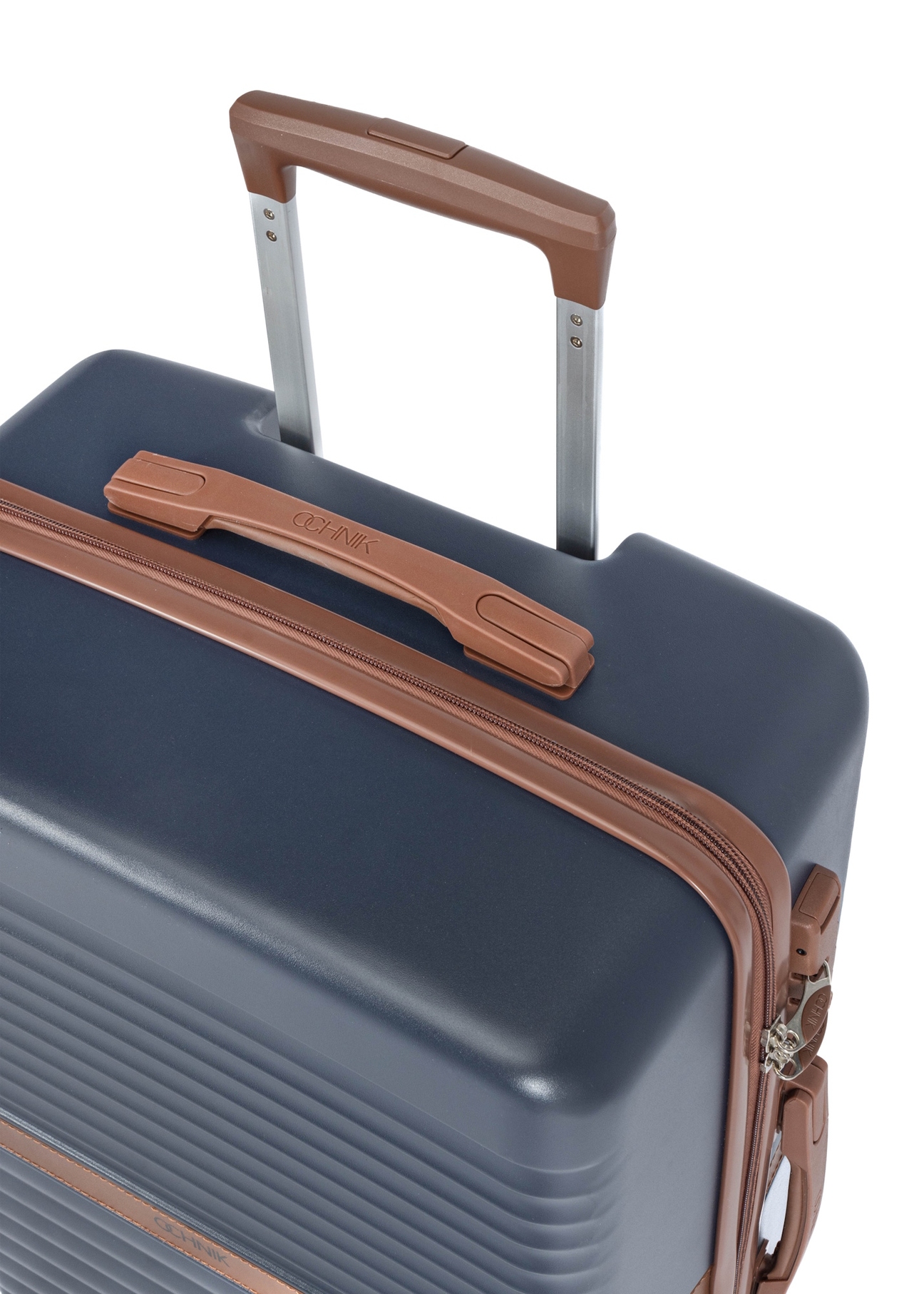 Sada kufrov na kolieskach WALAB-0084-7D(W26) s rozmermi 19''/24''/28'', pohľad na rukoväť produktu na bielom pozadí.