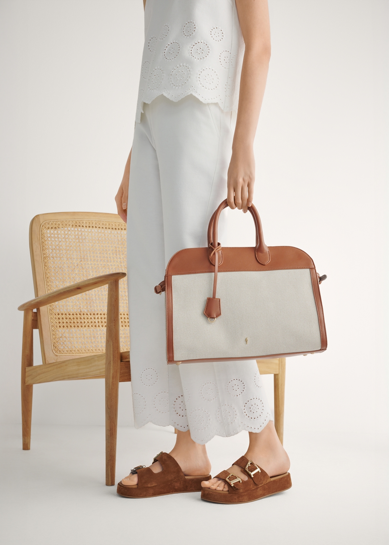 Dámske semišové žabky na platforme BUTYD-1241-1D(W26), bočný pohľad na produkt na nohách modelky.