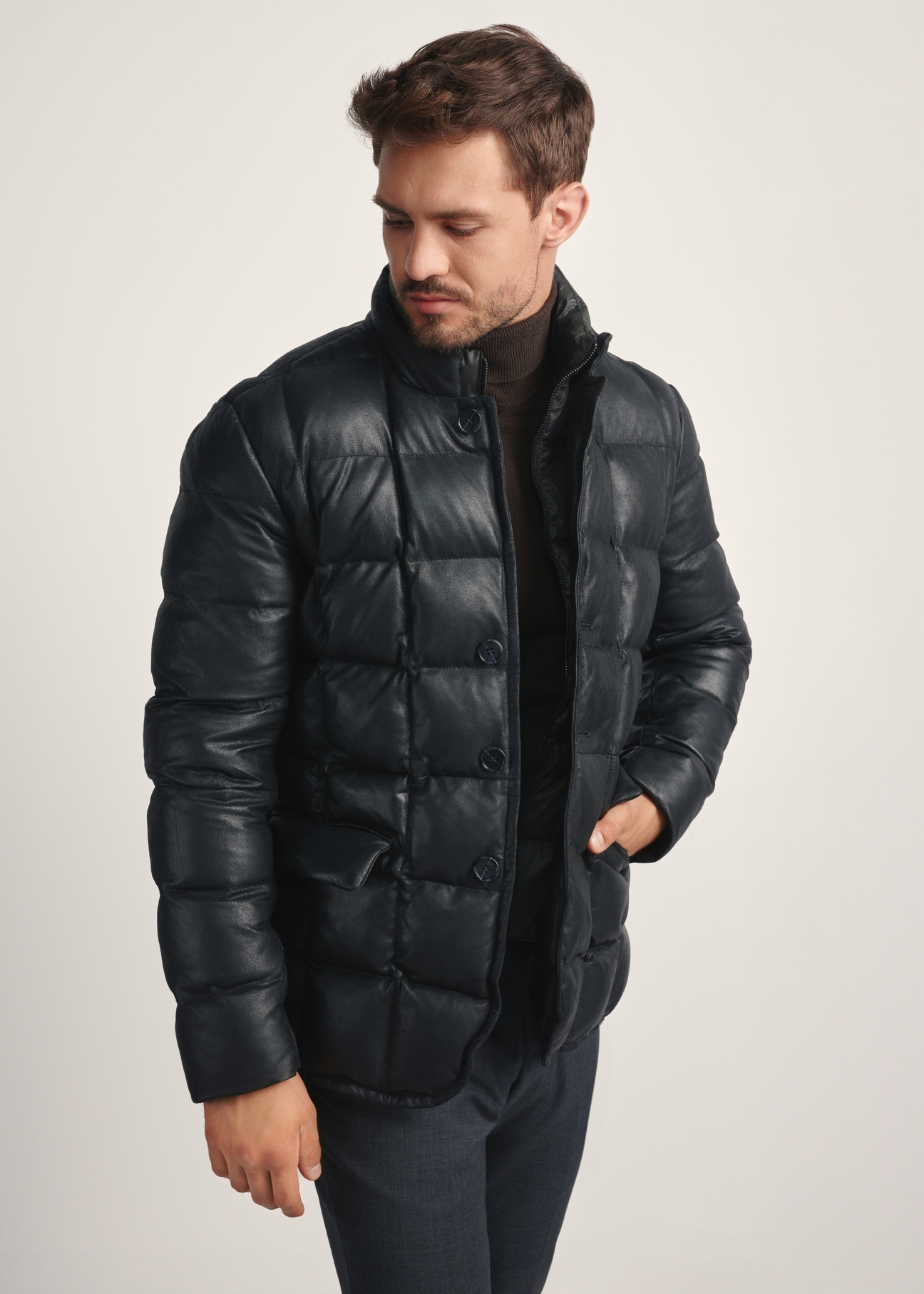 Čierna pánska kožená zateplená bunda KURMS-0375-2872(Z25), pohľad spredu na produkt na modeli, viditeľná polovica siluety.