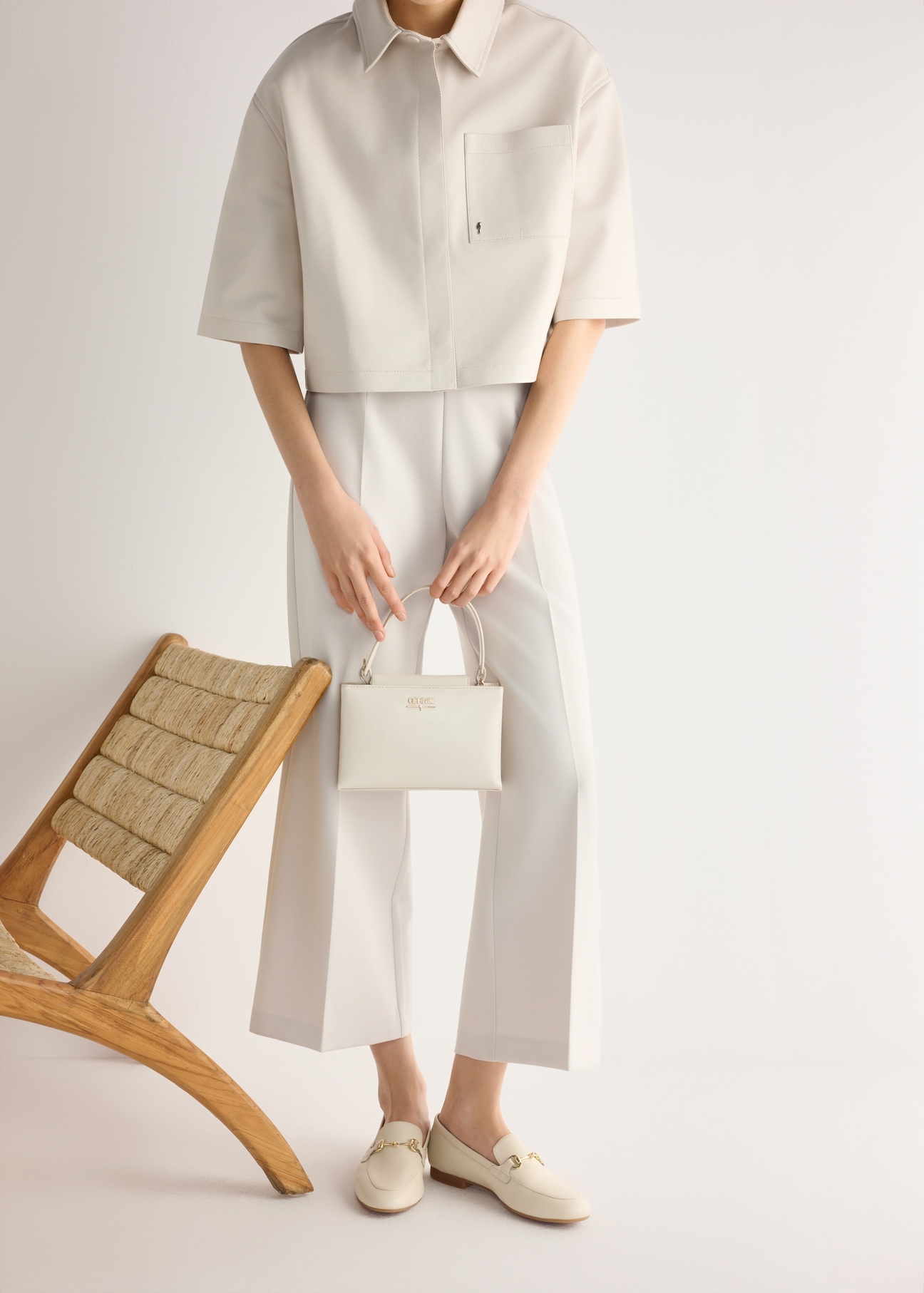 Dámske krémové kožené mokasíny s prackou BUTYD-0916A-0B(W26), bočný pohľad na produkt na modelke, viditeľná polovica siluety.