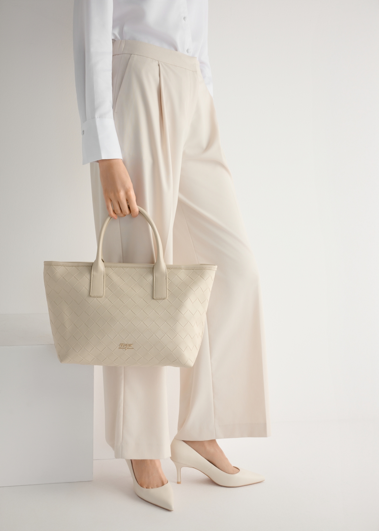 Dámske lodičky z krémovej kože BUTYD-1031A-0B(W26), bočný pohľad na produkt na modelke, viditeľná polovica siluety.