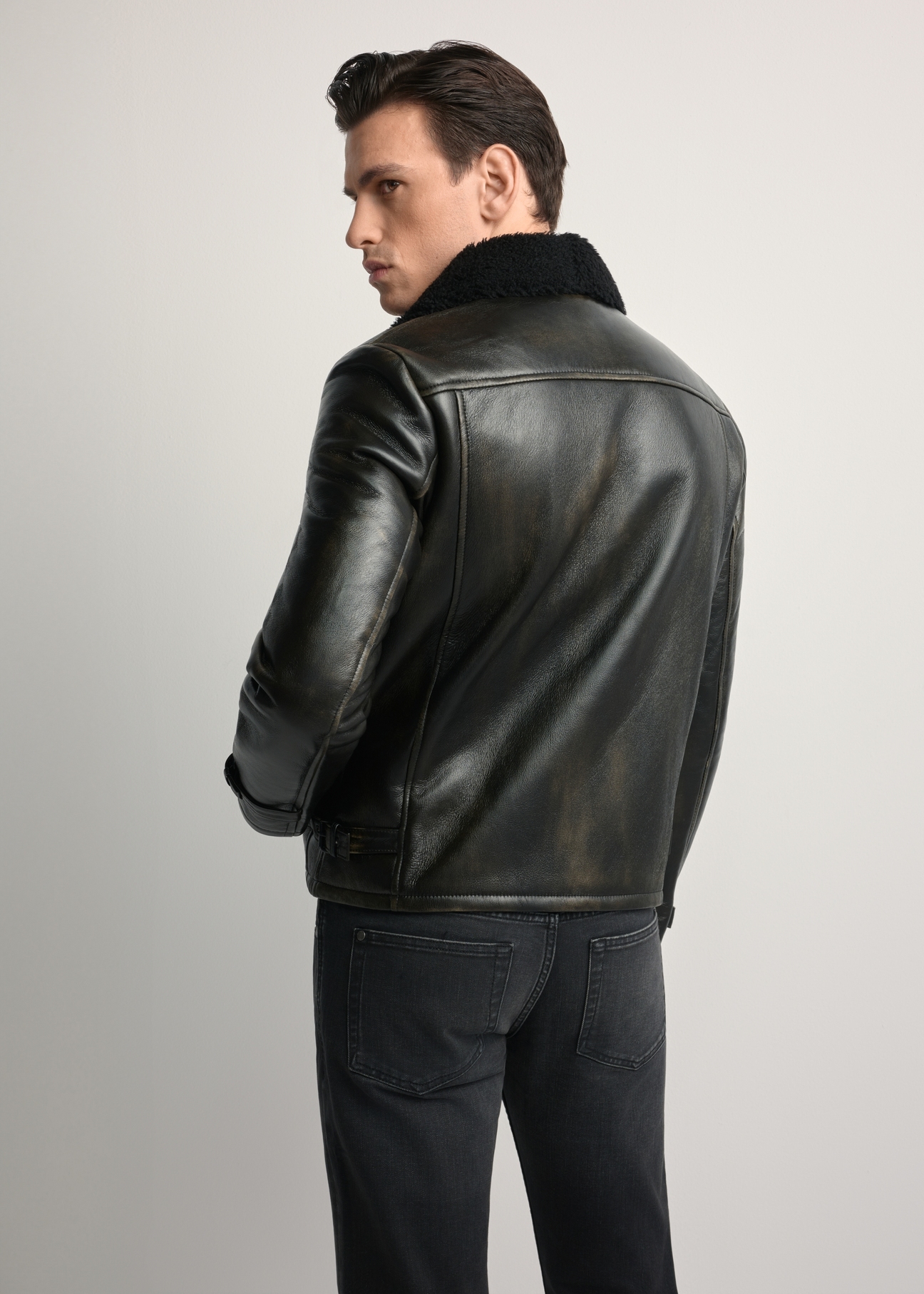 Pánsky kožený kabát z ovčej kože KOZMS-0023-3188(Z25), pohľad na výrobok zozadu na modeli. Viditeľná polovica siluety.
