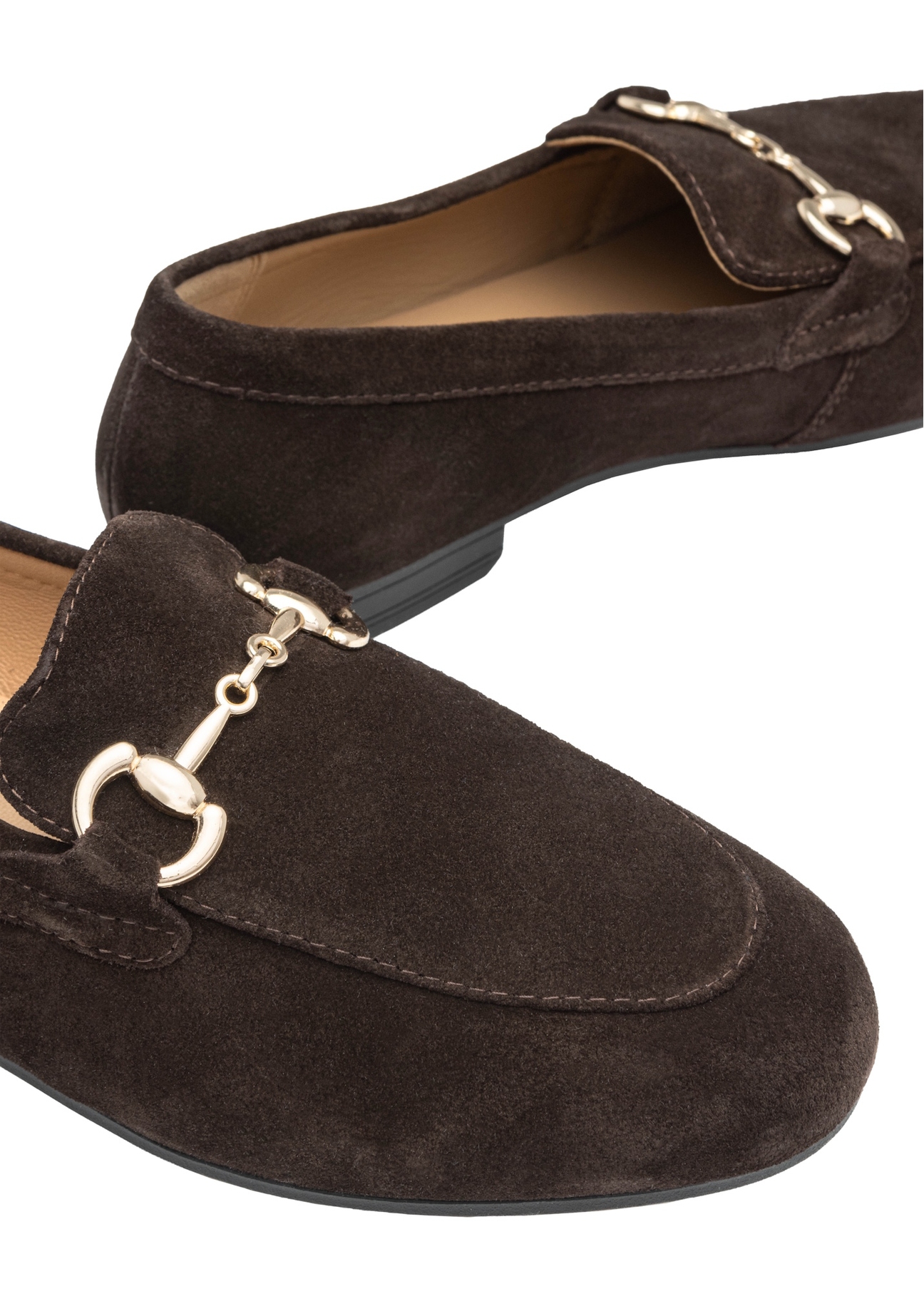 Dámske hnedé semišové mokasíny BUTYD-1257-1I(W26), detailný záber produktu na bielom pozadí.