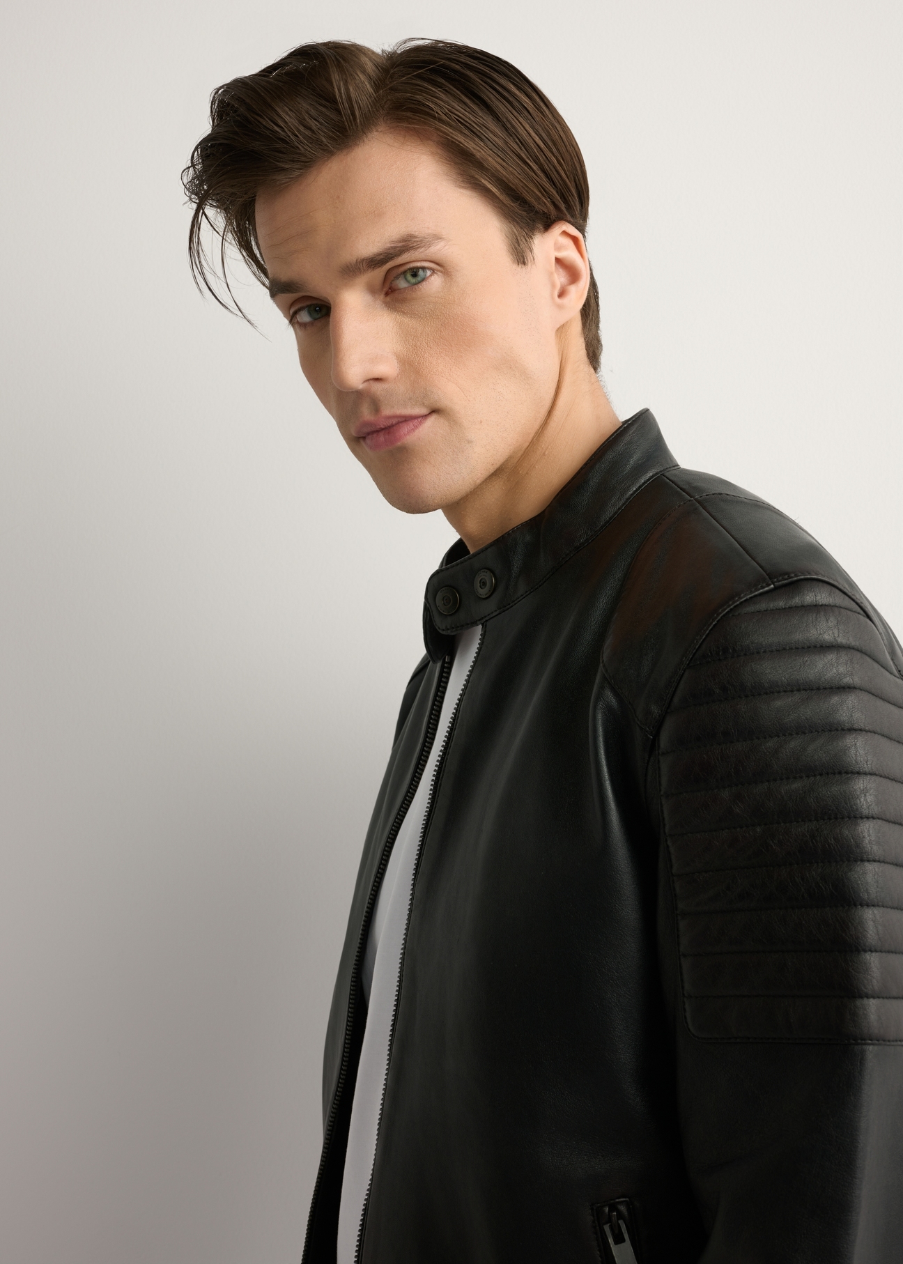 Čierna pánska kožená bunda KURMS-0394-99(W26), detailný záber produktu, pohľad na modelku.