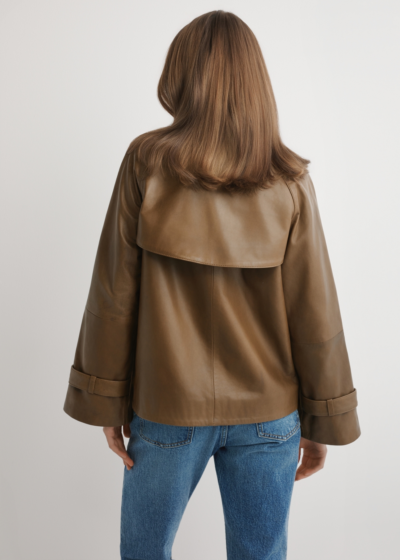 Dámska khaki kožená bunda KURDS-0604-8D(W26), pohľad na modelku zozadu. Viditeľná polovica siluety.
