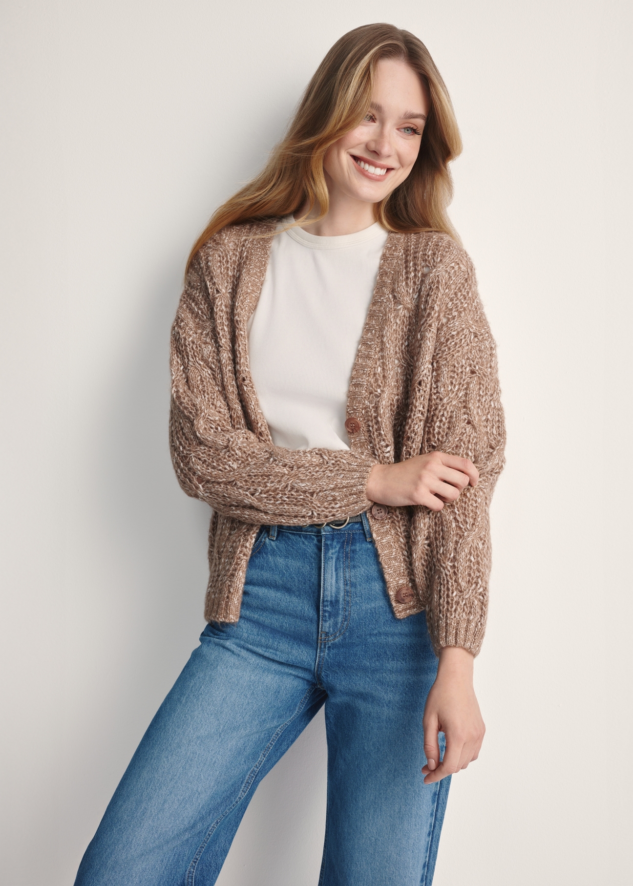 Dámsky kardigan ťavej farby KARDT-0054-24(Z25) - pohľad spredu na bielom pozadí. Viditeľná polovica siluety.