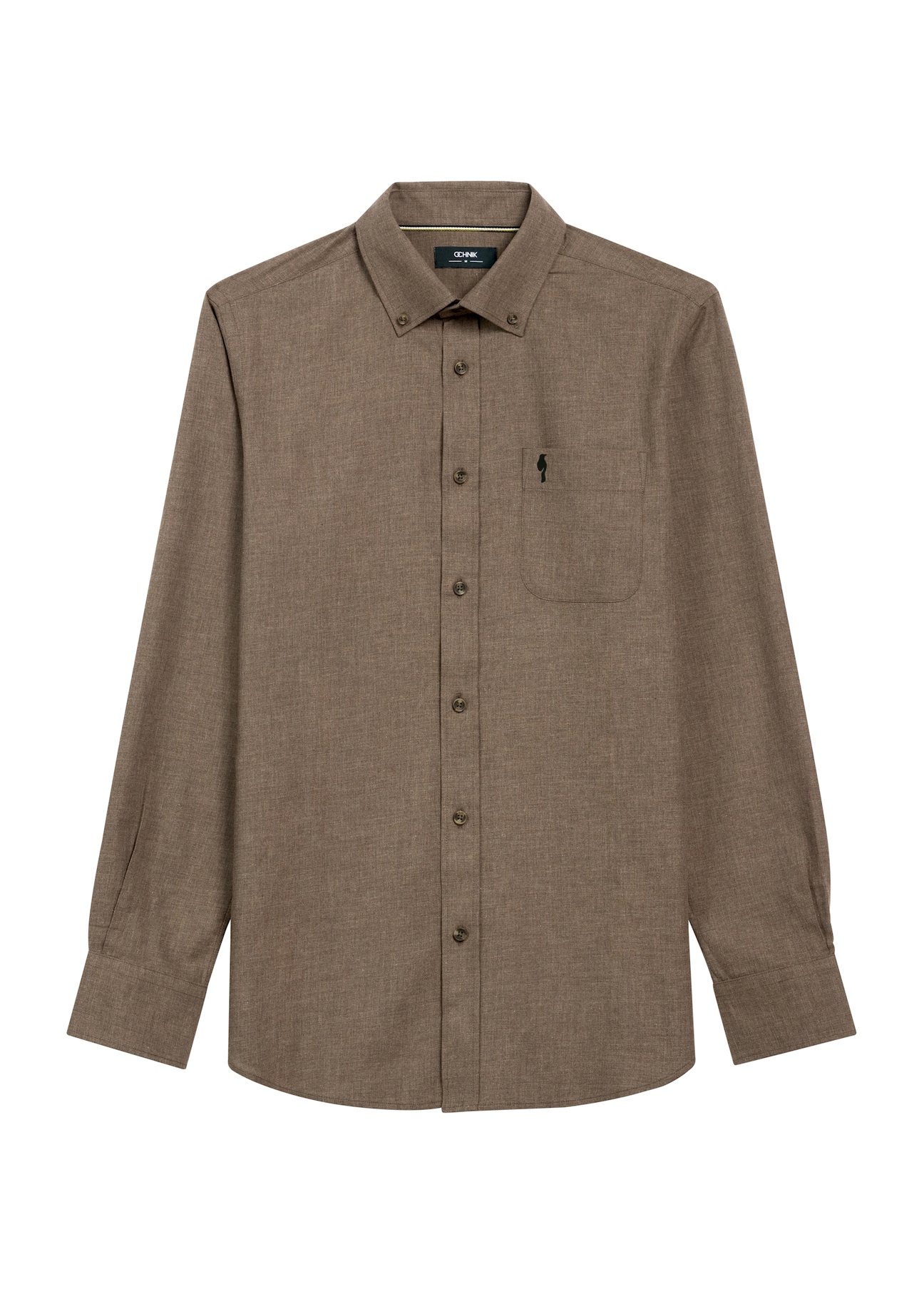 Pánska hnedá košeľa KOSMT-0299A-90(Z25), pohľad na produkt spredu na bielom pozadí.