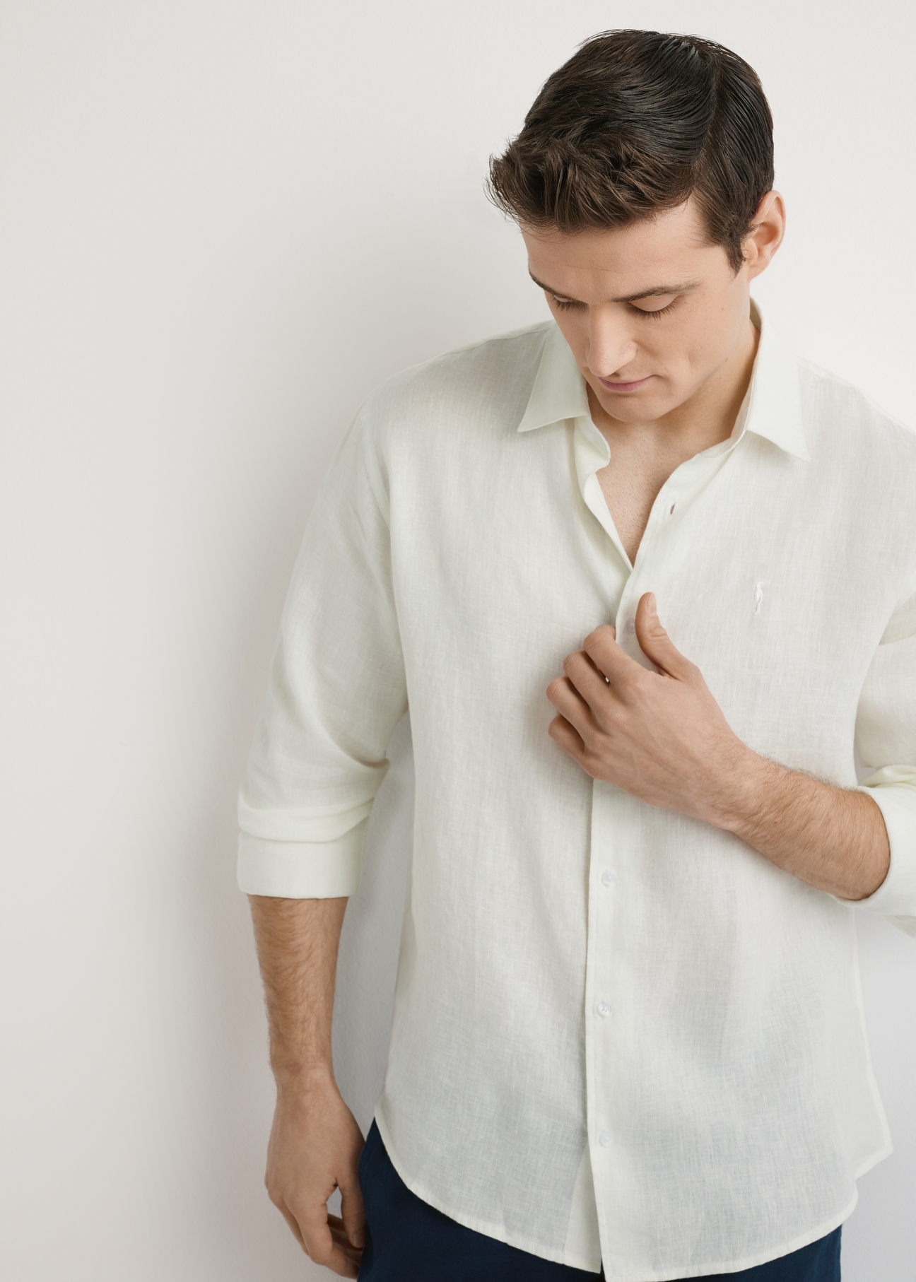 Pánska ľanová košeľa krémovej farby KOSMT-0321A-0B(W26) - pohľad spredu na výrobok, na svetlom pozadí. Viditeľná polovica siluety.