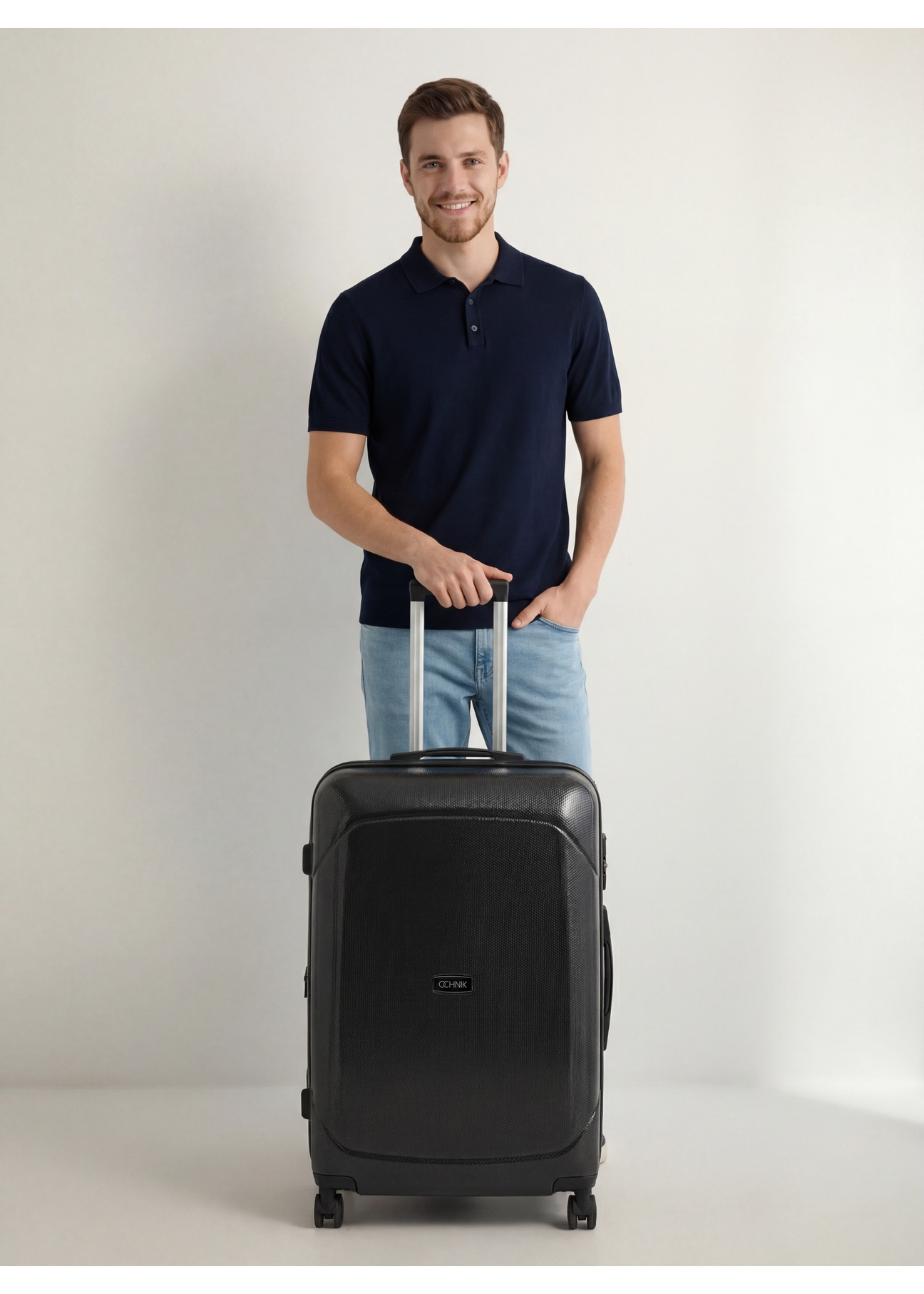 Veľký kufor na kolieskach WALPC-0014-99-28(W26), pohľad spredu na produkt vedľa siluety modelky.