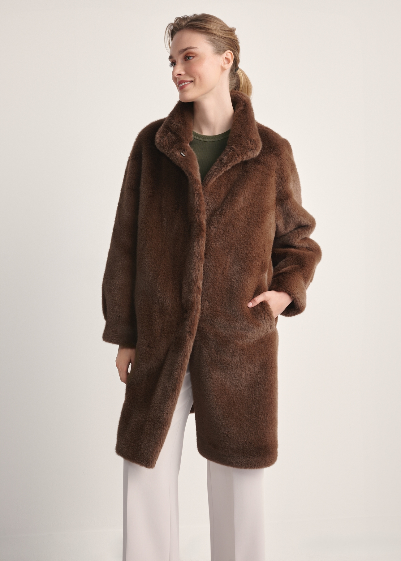Elegantný hnedý dámsky kožuch FUTDP-0050-89(Z25), pohľad na produkt spredu na modelke, viditeľná polovica siluety.