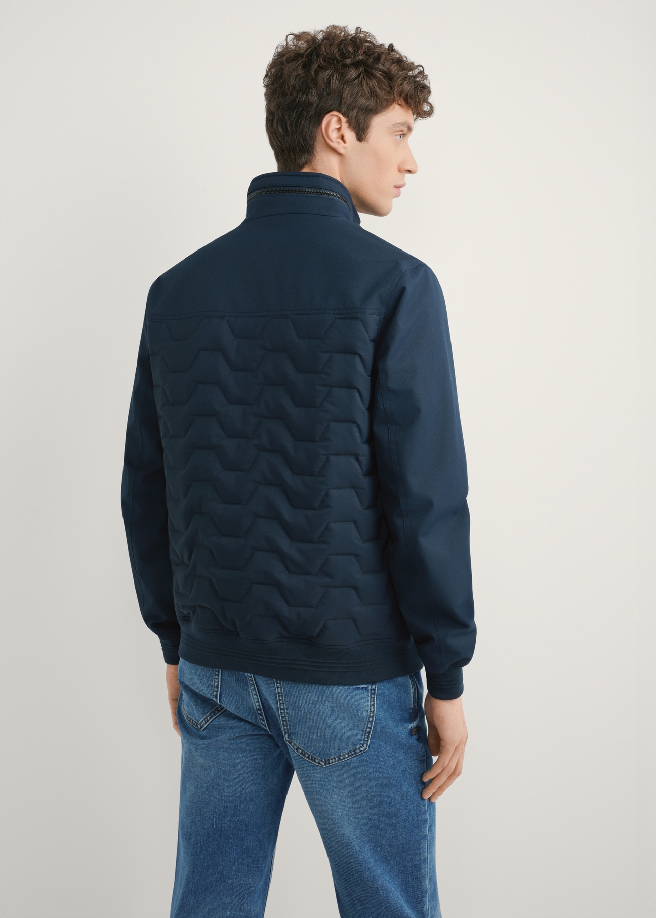 Pánska námornícka prechodná bunda KURMT-0414-7D(W26), pohľad na produkt zozadu na modeli. Viditeľná polovica siluety.